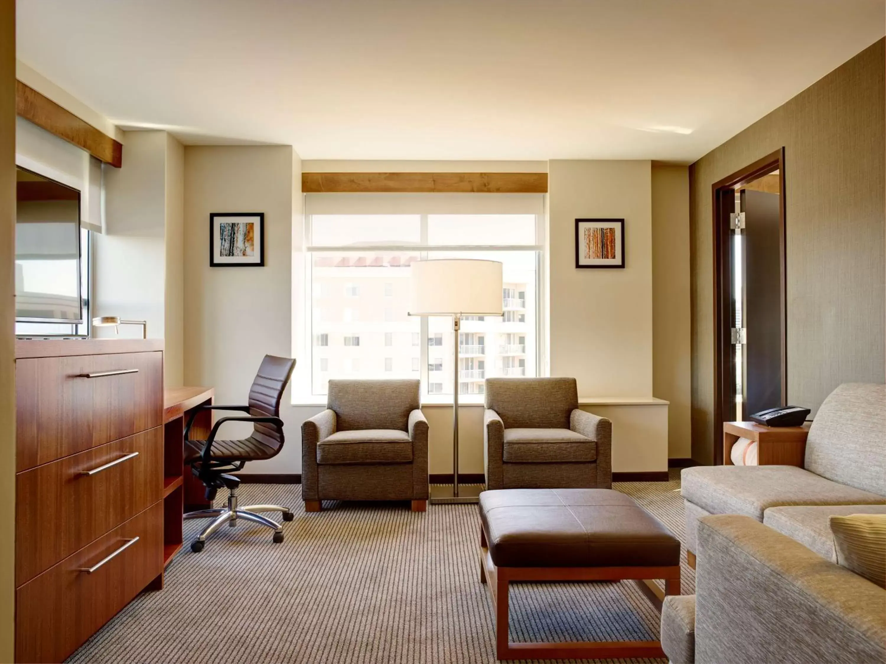 Photo of the whole room, Seating Area in Hyatt Place Arlington Courthouse