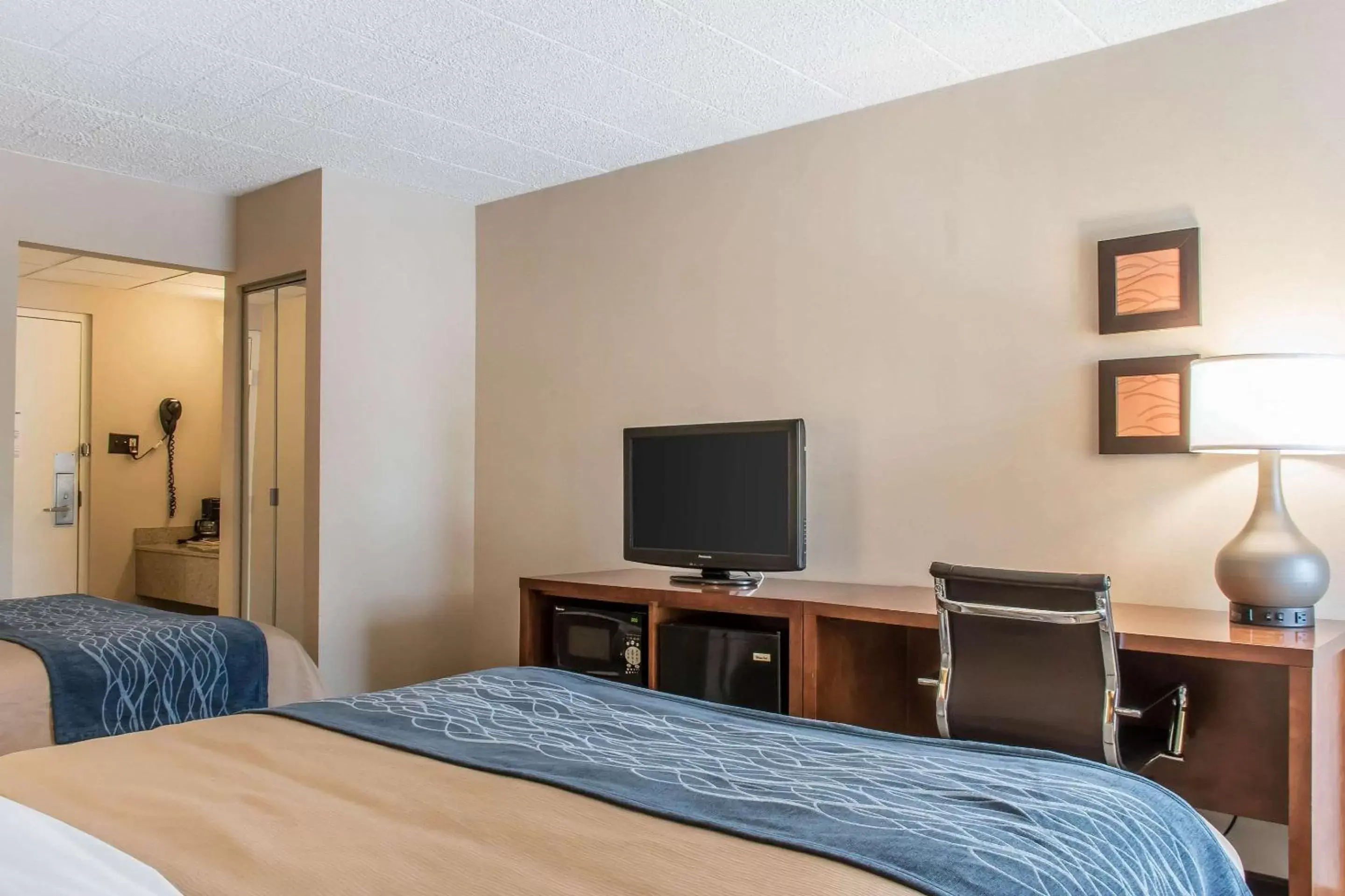 Bedroom, TV/Entertainment Center in Comfort Inn