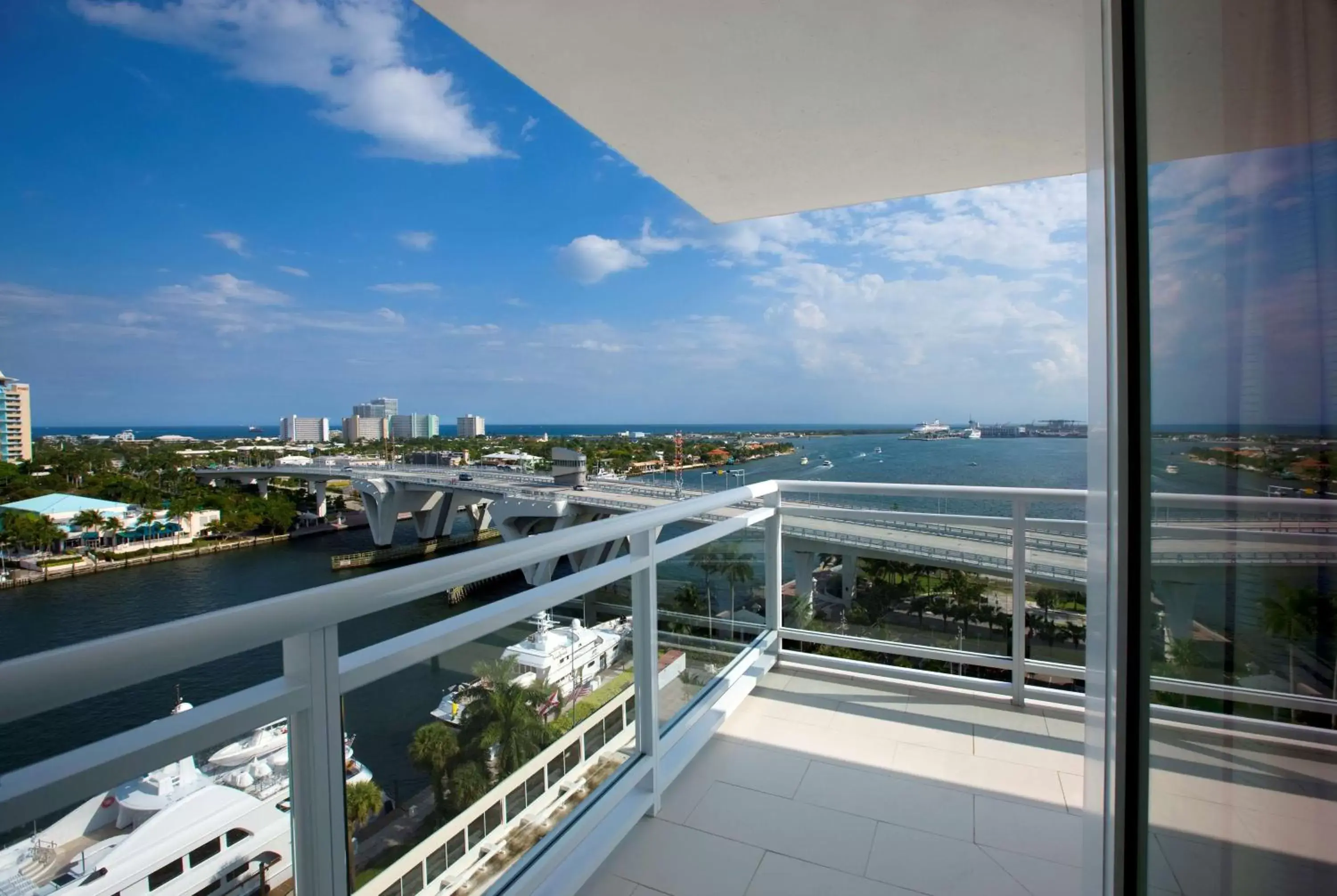 Bed in Hilton Fort Lauderdale Marina