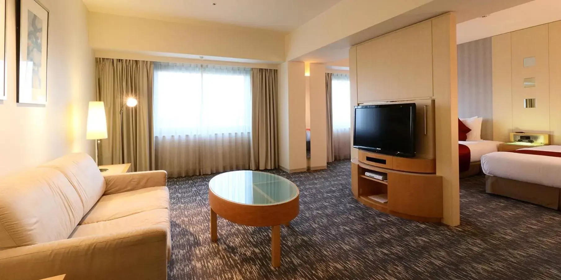 Bedroom, TV/Entertainment Center in ANA Crowne Plaza Narita, an IHG Hotel