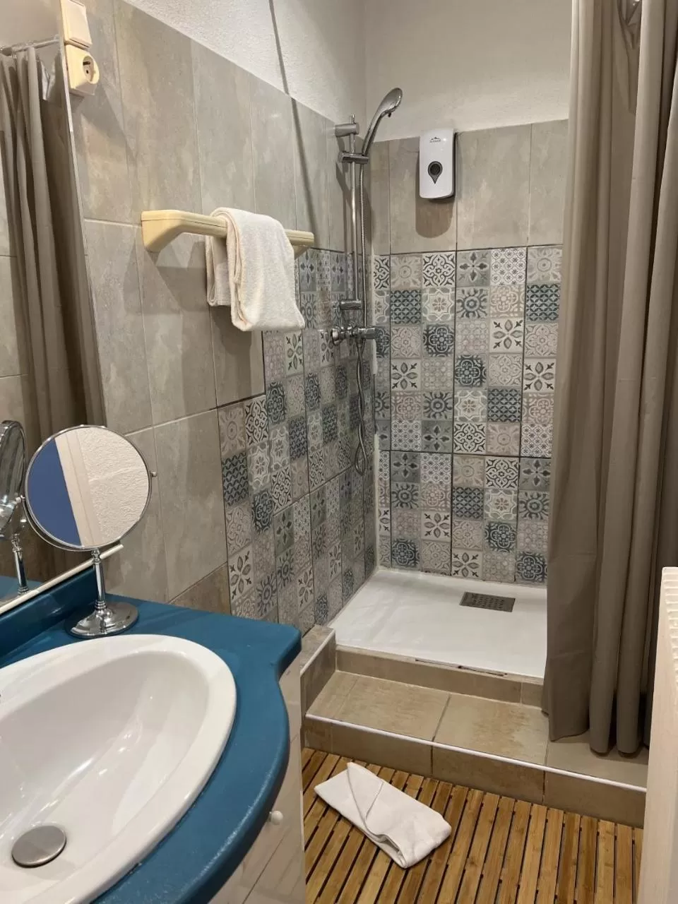 Shower in Hôtel Abalone - Centre Gare