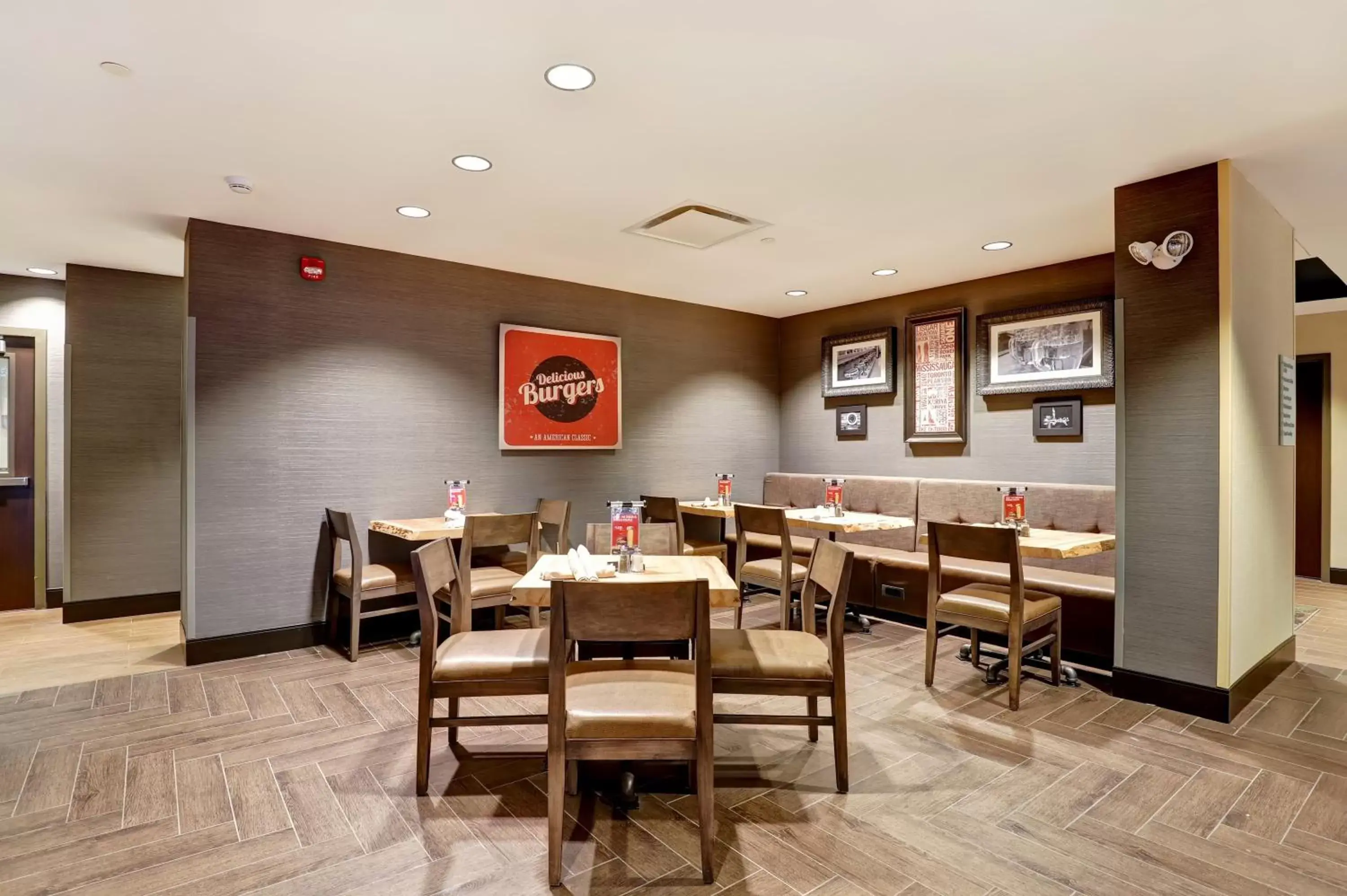 Breakfast, Restaurant/Places to Eat in Holiday Inn - Mississauga Toronto West, an IHG Hotel