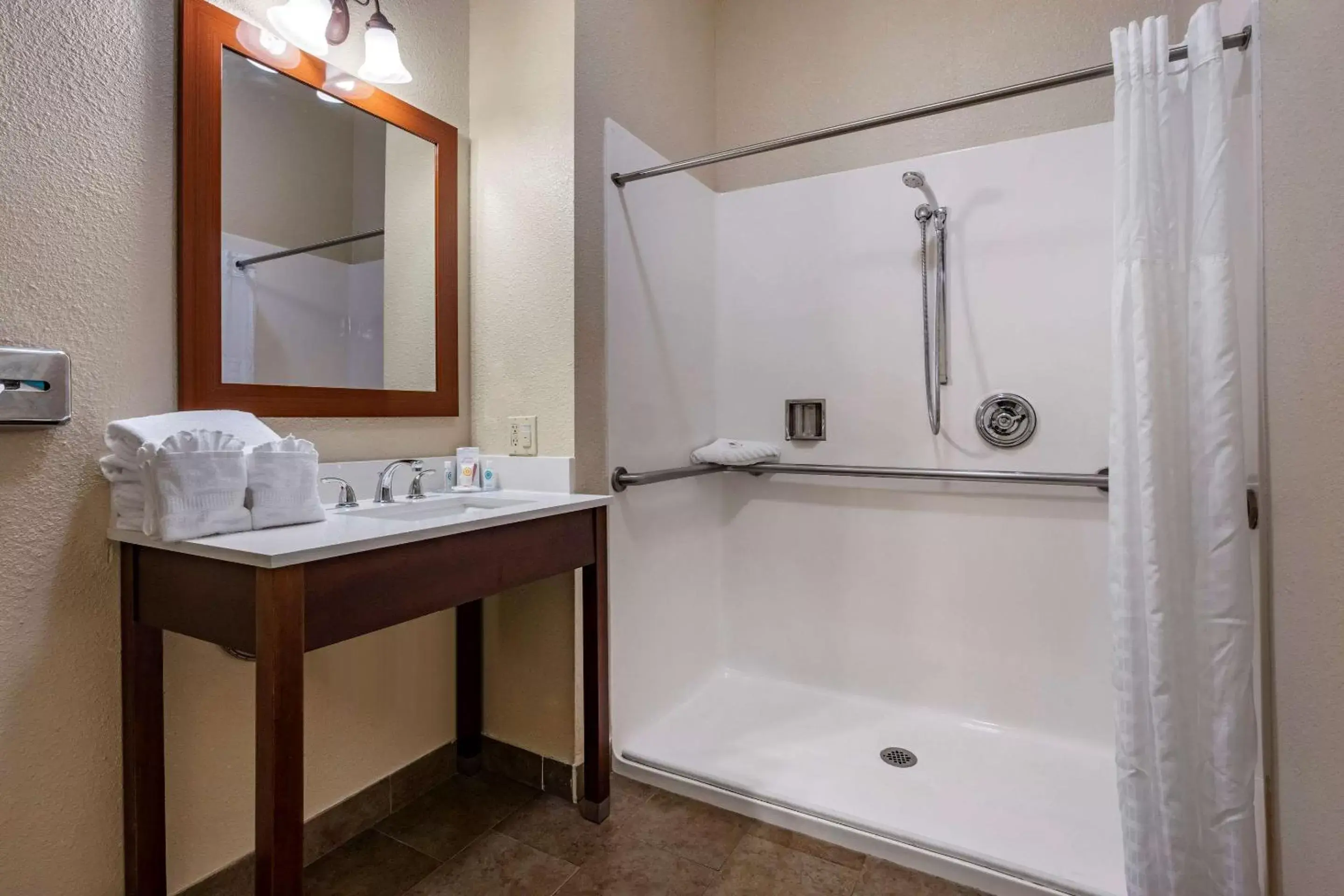 Bedroom, Bathroom in Comfort Inn & Suites Ukiah Mendocino County