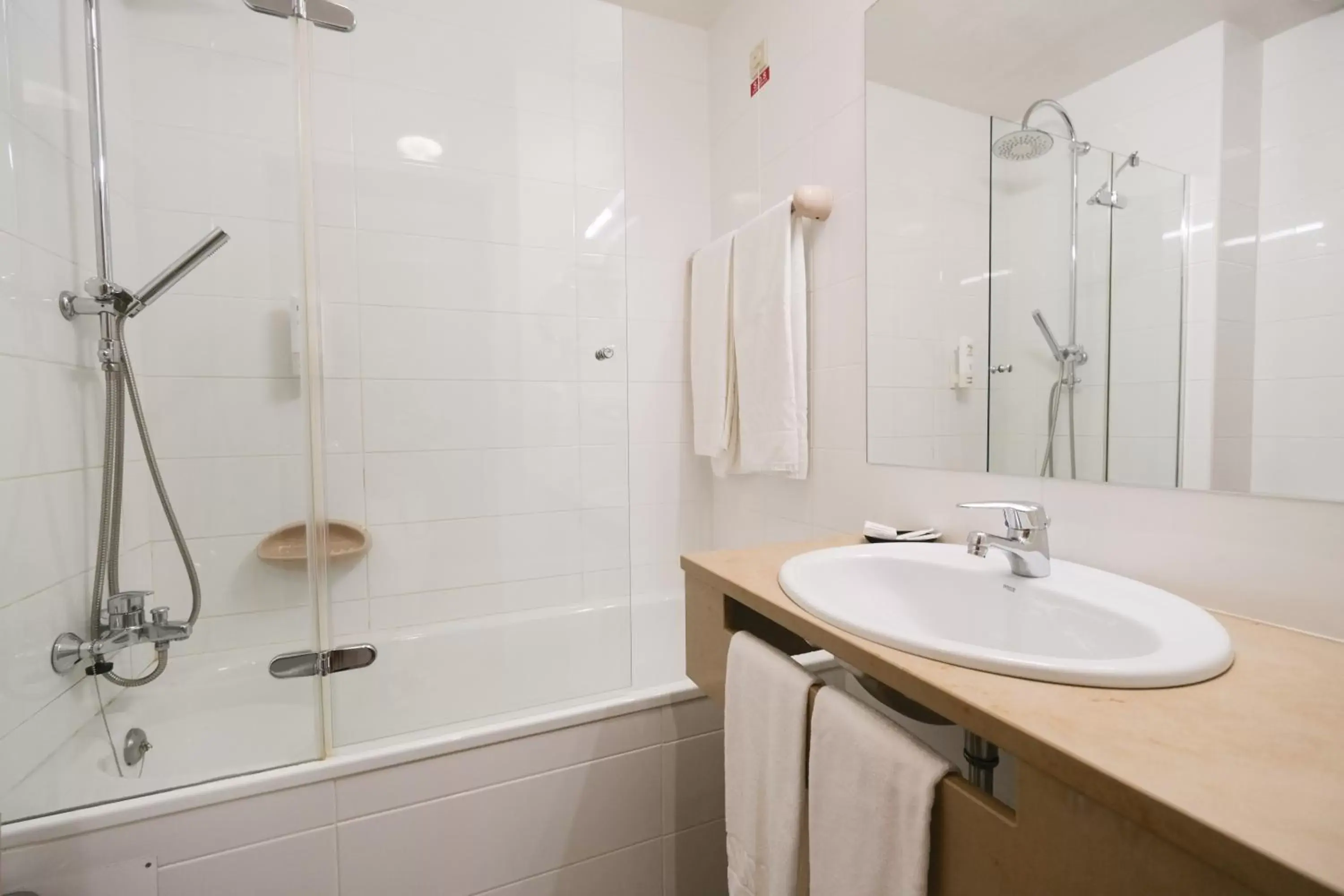 Toilet, Bathroom in Hotel Rainha D. Amélia, Arts & Leisure