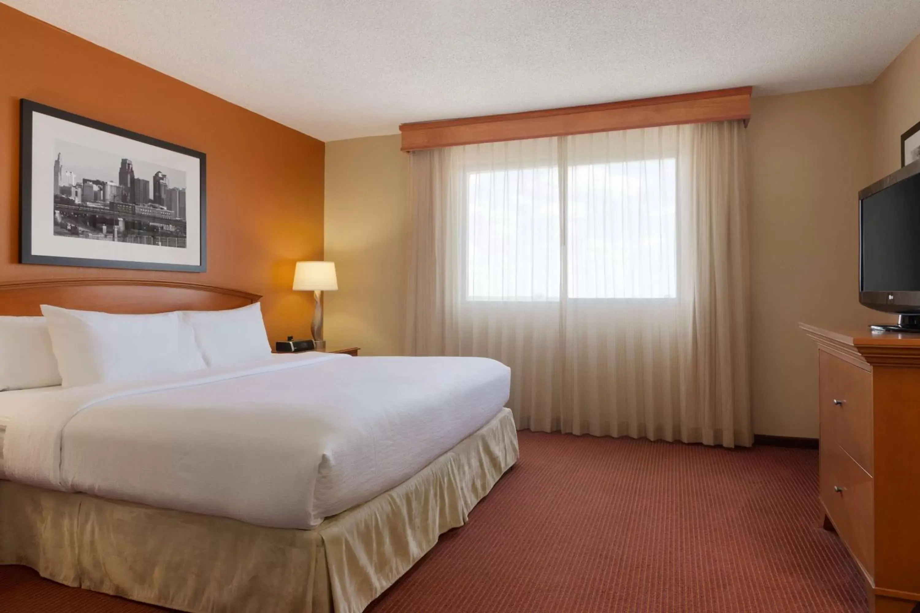 Bed in Embassy Suites by Hilton Kansas City International Airport