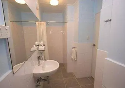 Bathroom in Econo Lodge Portland