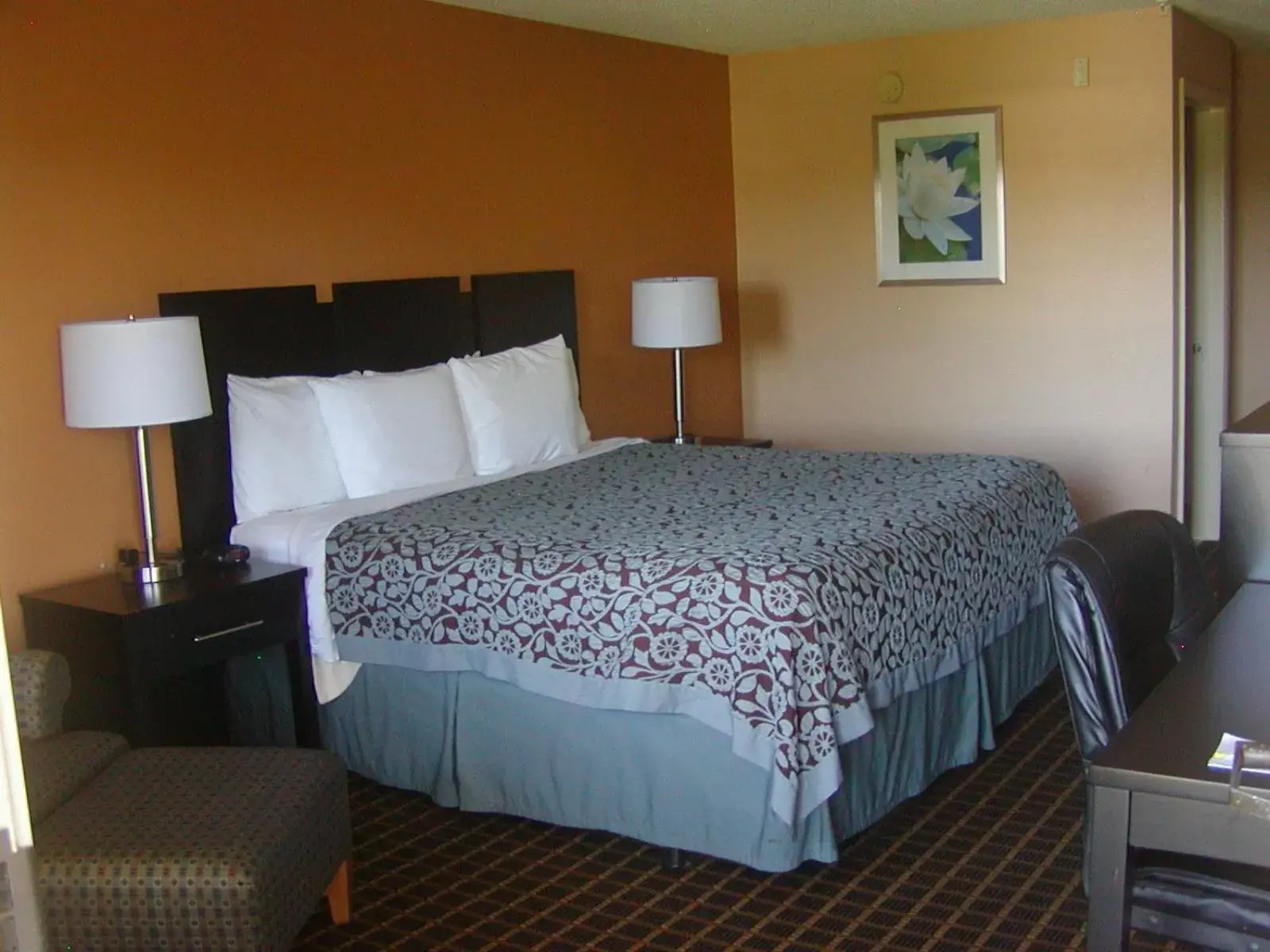 Photo of the whole room in Days Inn by Wyndham Marietta White Water
