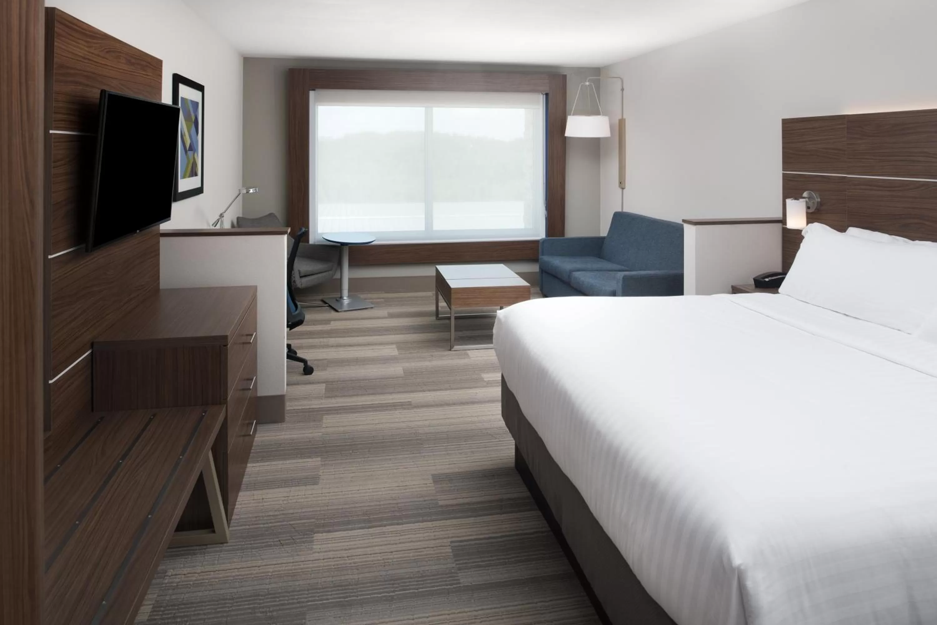 Photo of the whole room, Bed in Holiday Inn Express & Suites Kingdom City by IHG