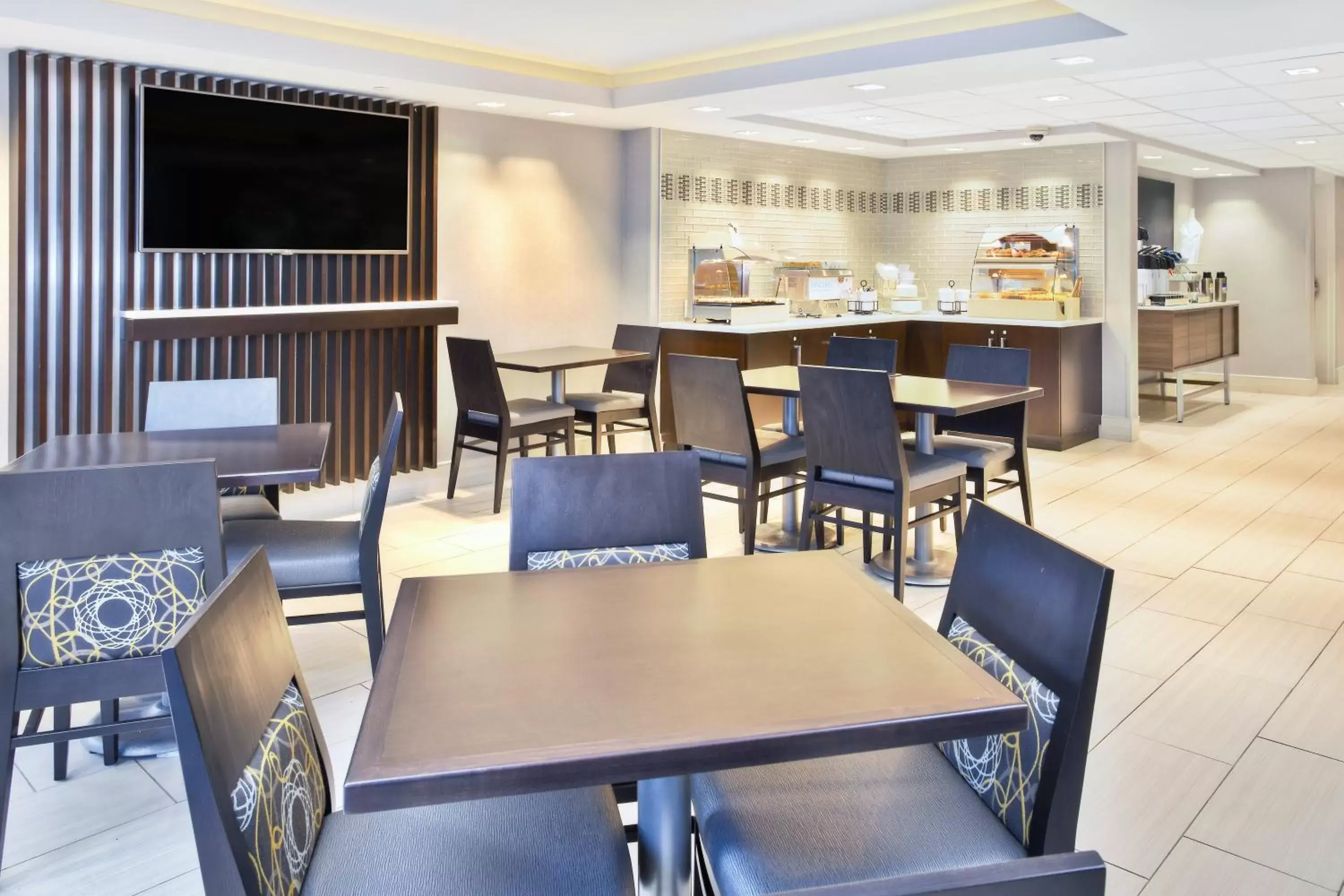 Breakfast, Restaurant/Places to Eat in Holiday Inn Express Boston-Waltham, an IHG Hotel