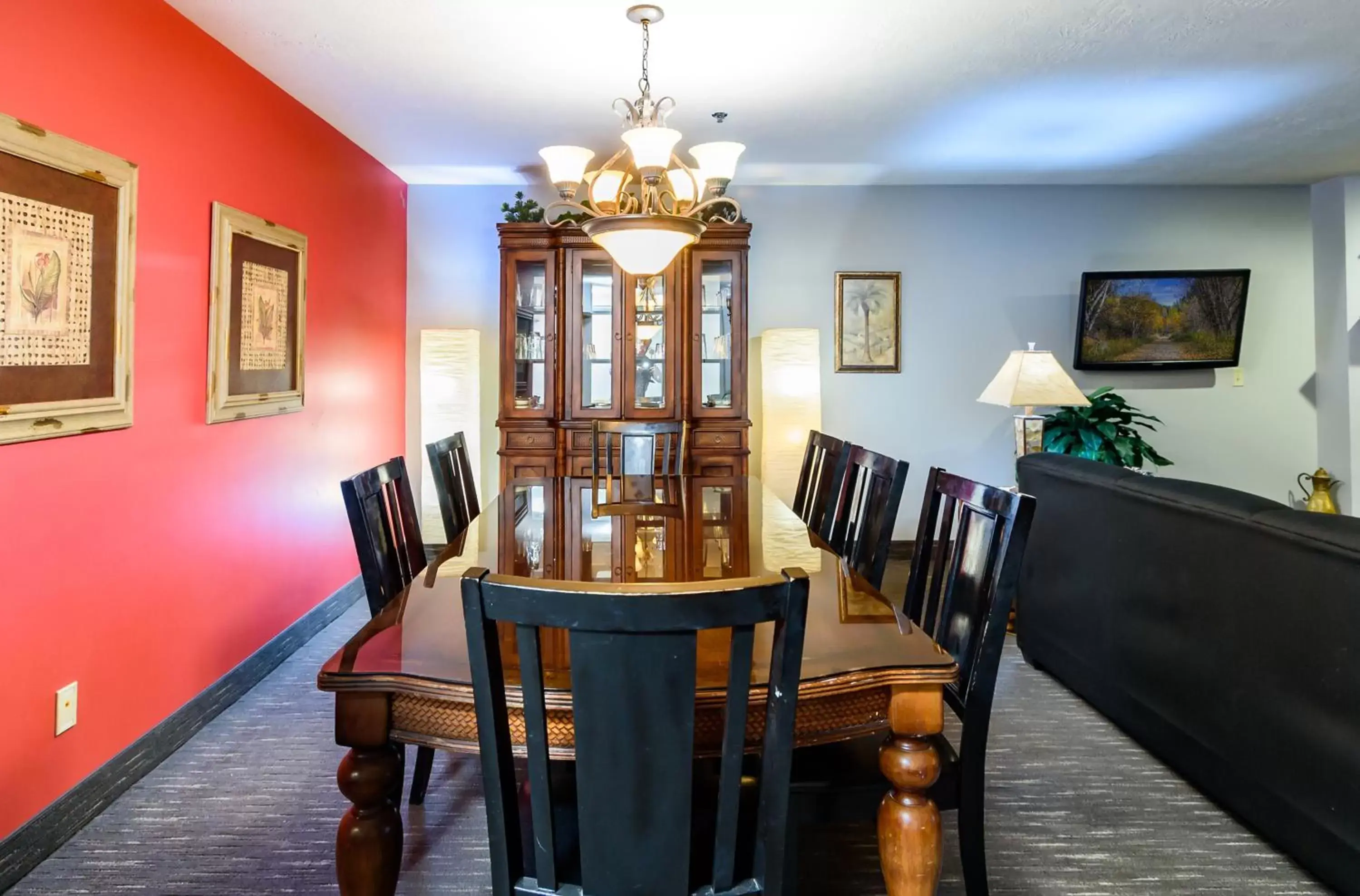 Dining Area in Ramada by Wyndham Sioux Falls Airport - Waterpark Resort & Event Center