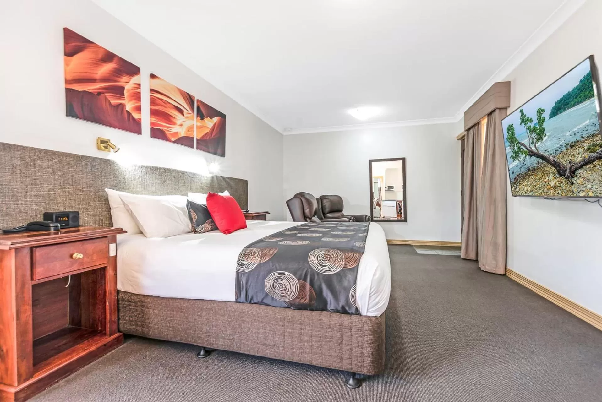 Photo of the whole room, Bed in Georgian Motor Lodge