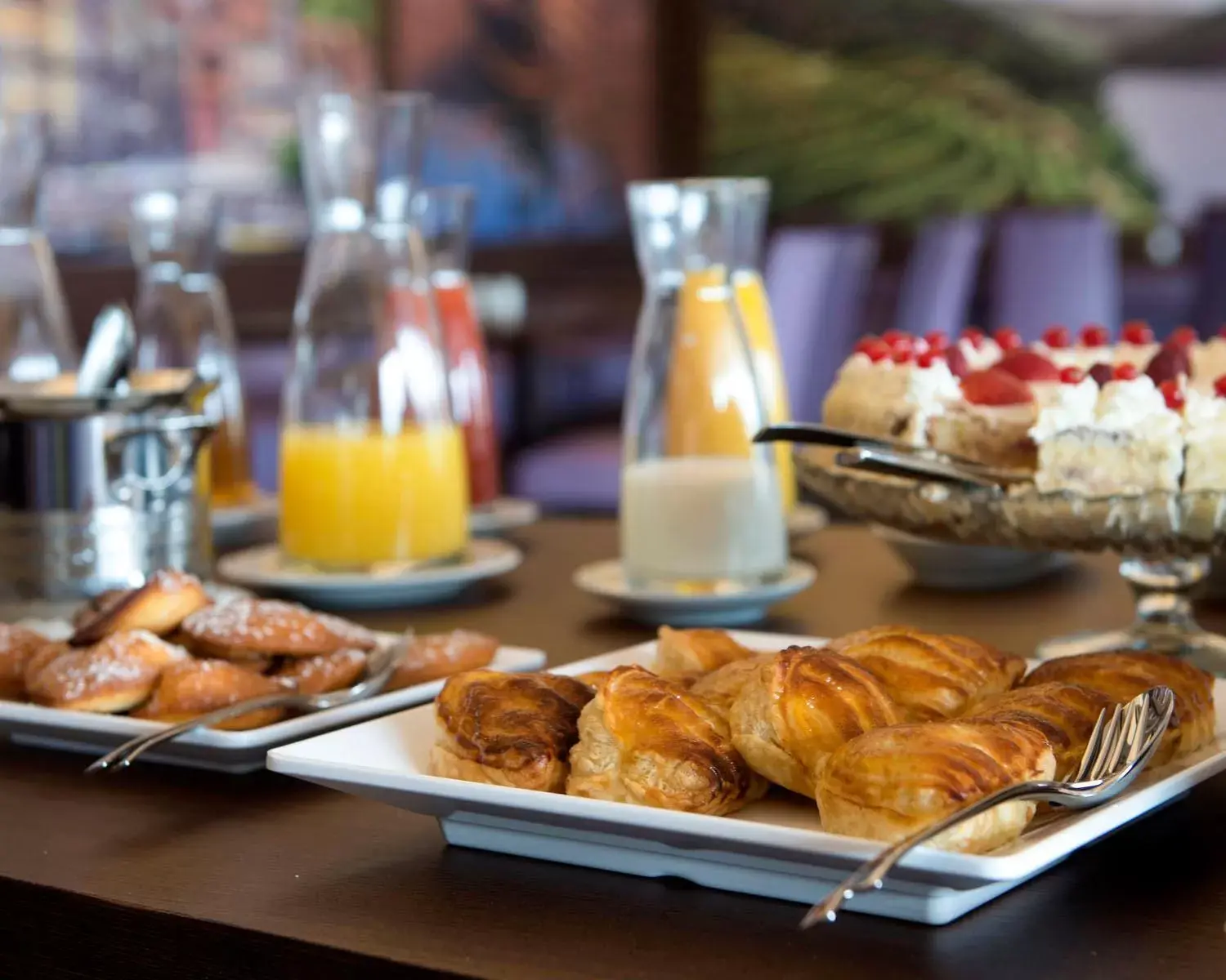 Buffet breakfast in Vila Gale Porto Ribeira