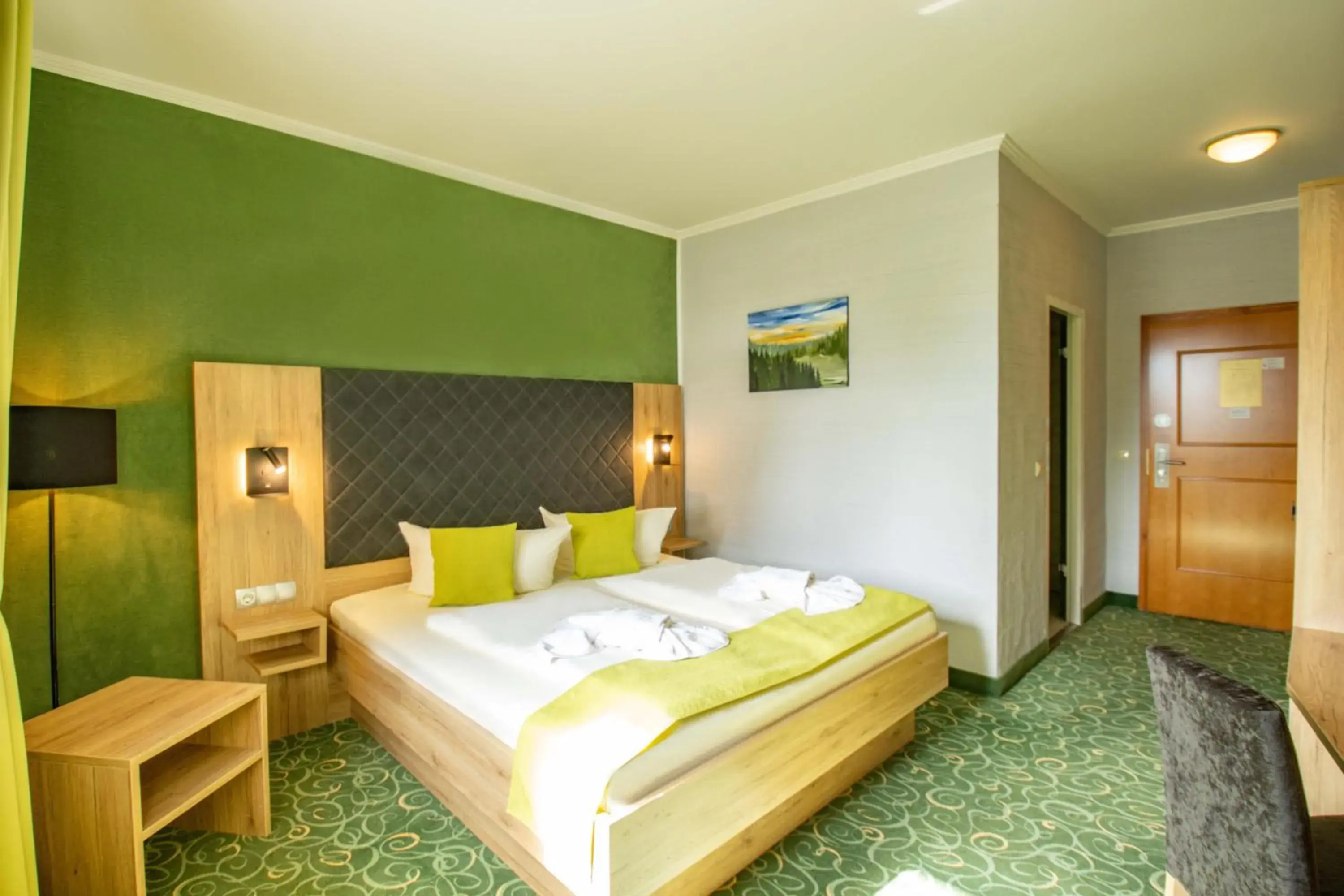 room service, Bed in Panorama Berghotel Wettiner Hohe