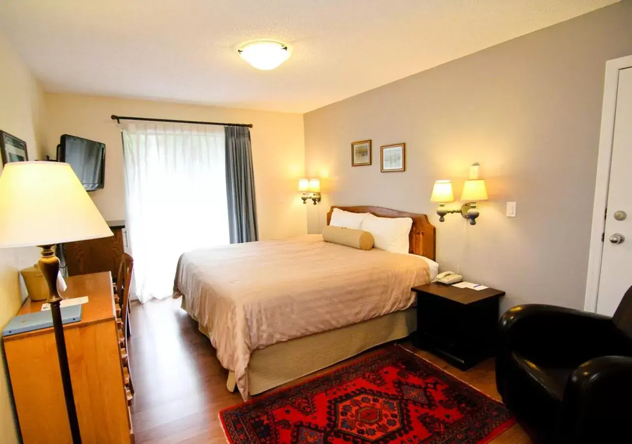 Photo of the whole room, Bed in Heron's Landing Hotel