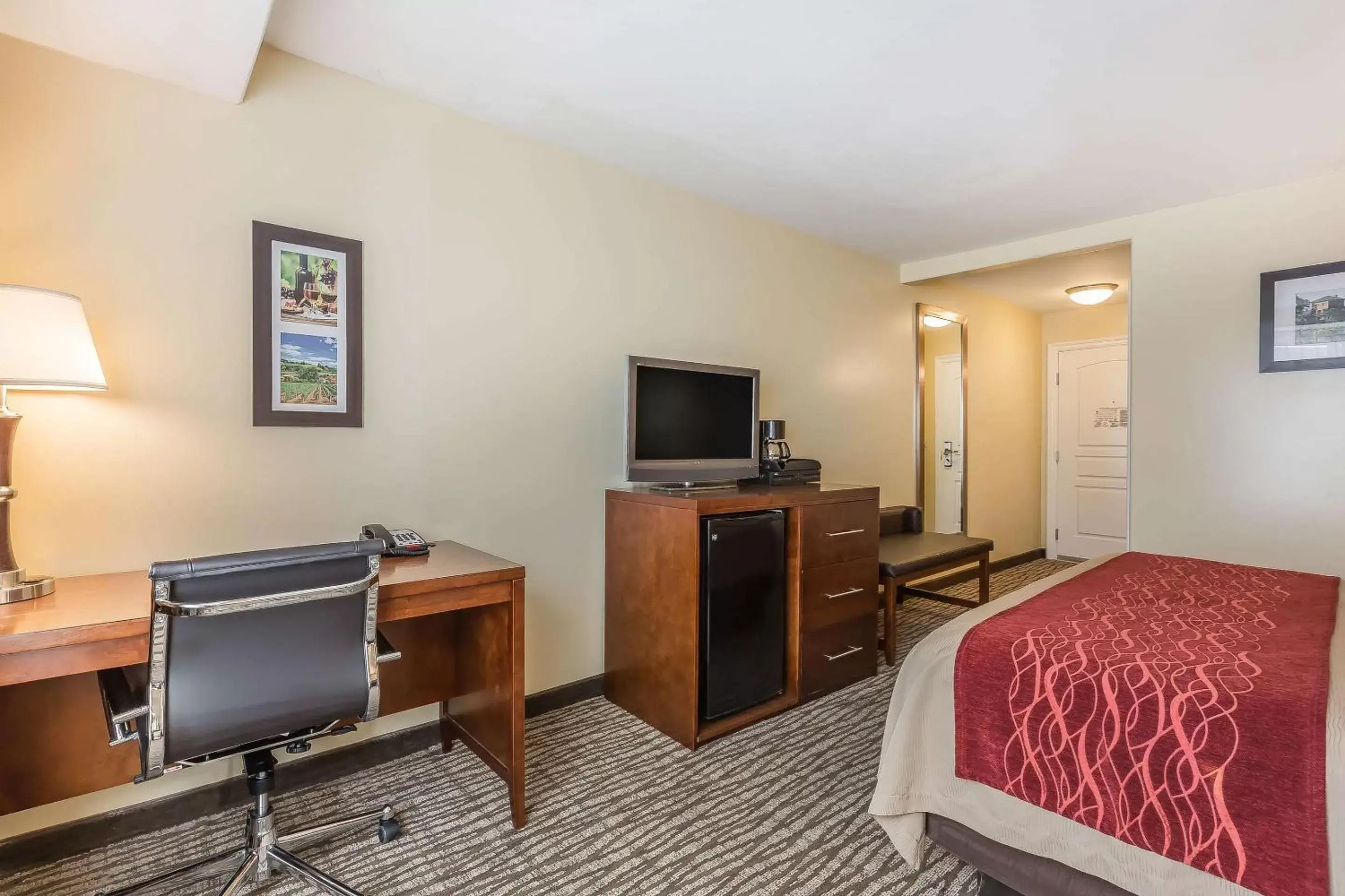 Photo of the whole room, TV/Entertainment Center in Comfort Inn Pomona Near FairPlex