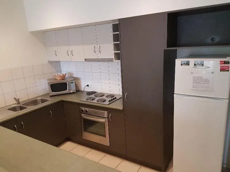 Kitchen/Kitchenette in Mahogany Motel