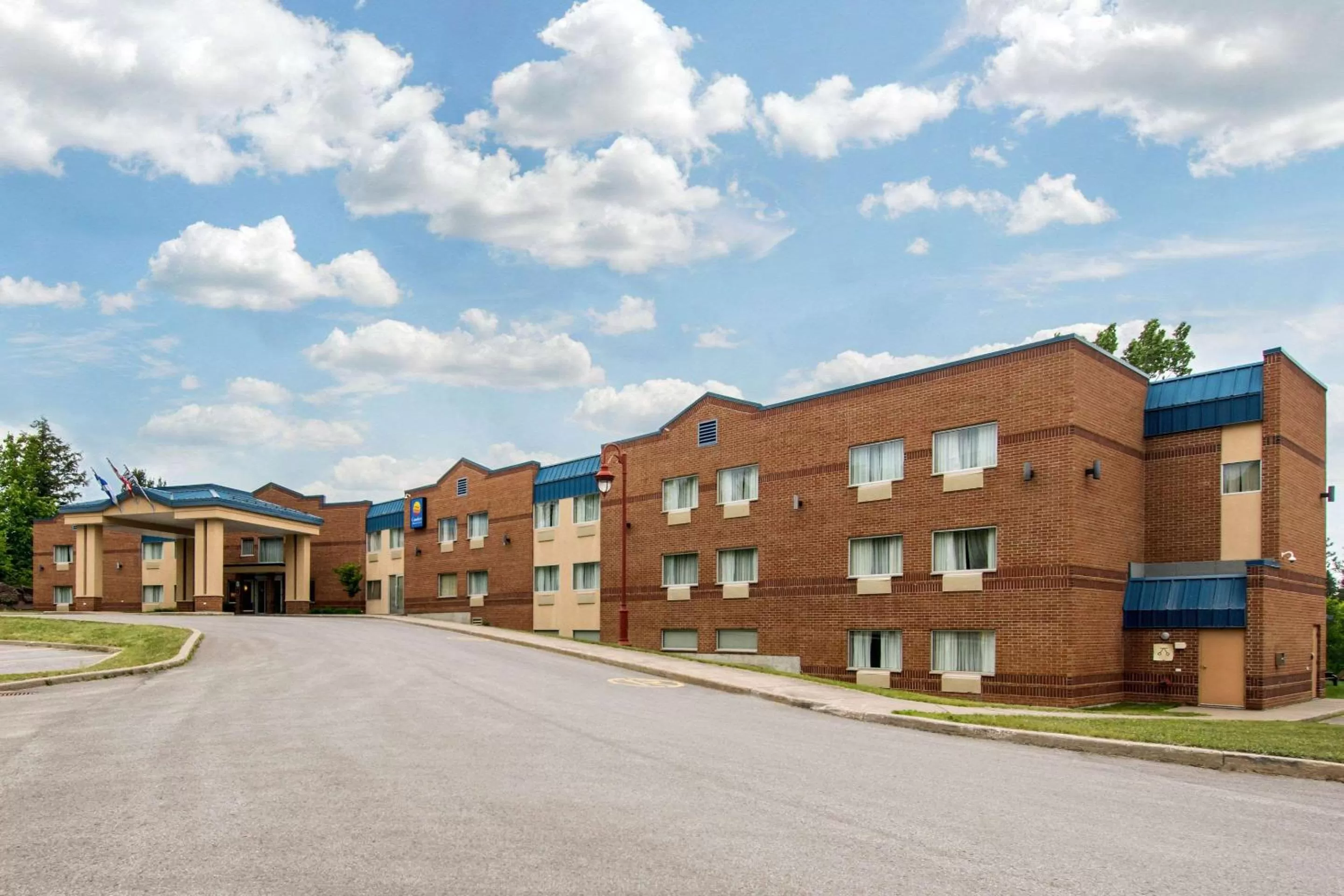 Property building in Comfort Inn & Suites Shawinigan