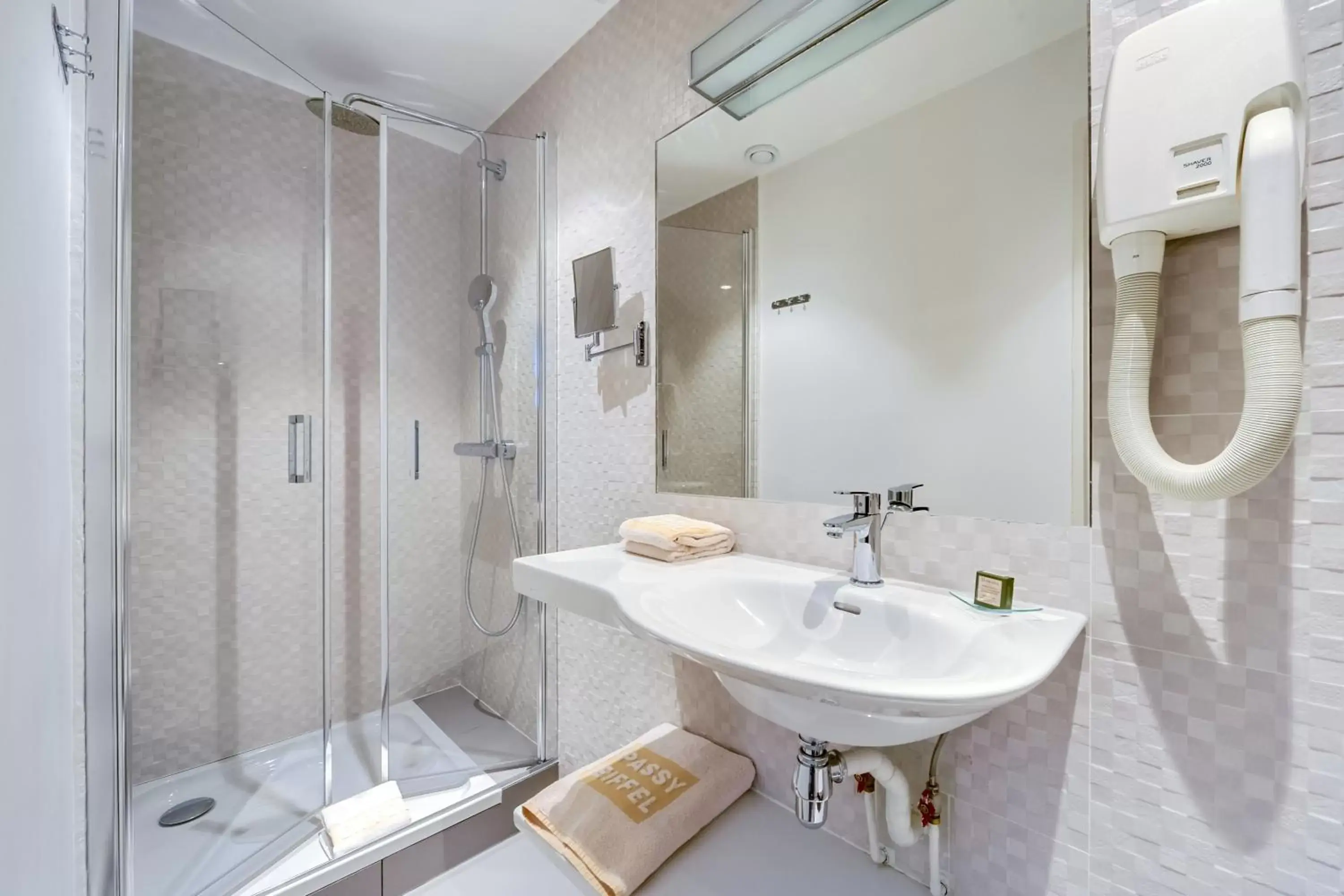 Shower, Bathroom in Passy Eiffel