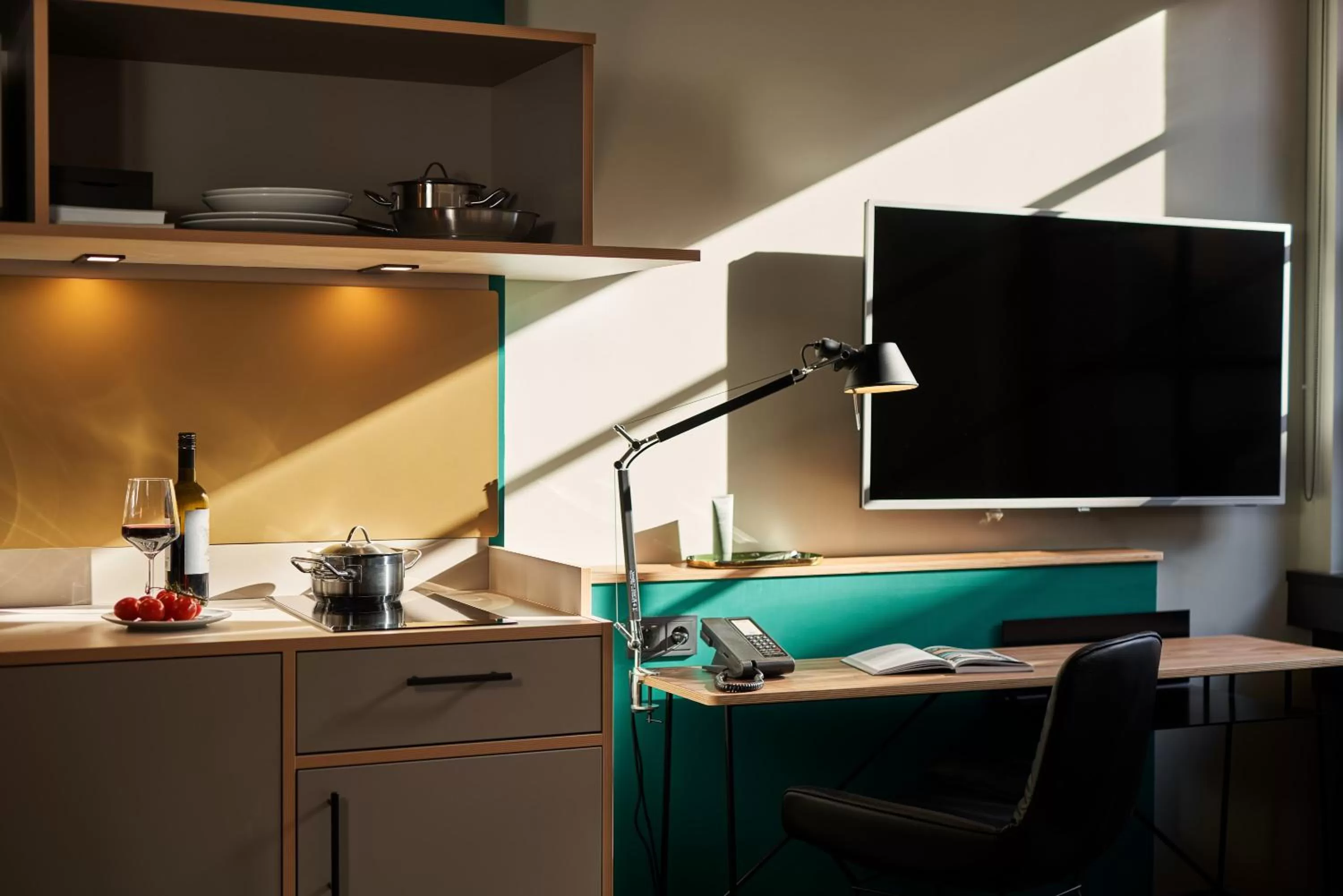 Photo of the whole room in hood house