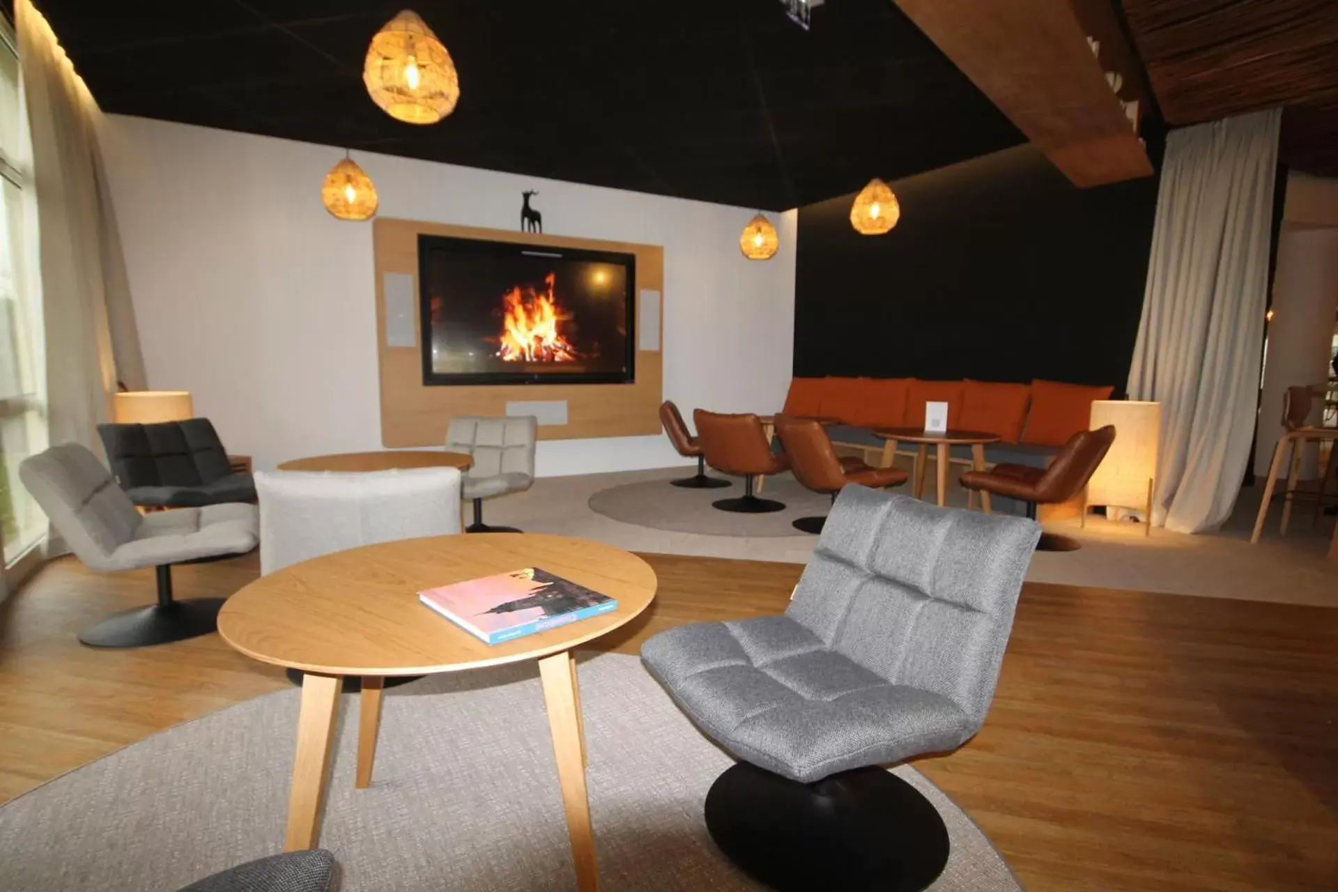 Lounge or bar, Seating Area in Mercure Compiègne Sud