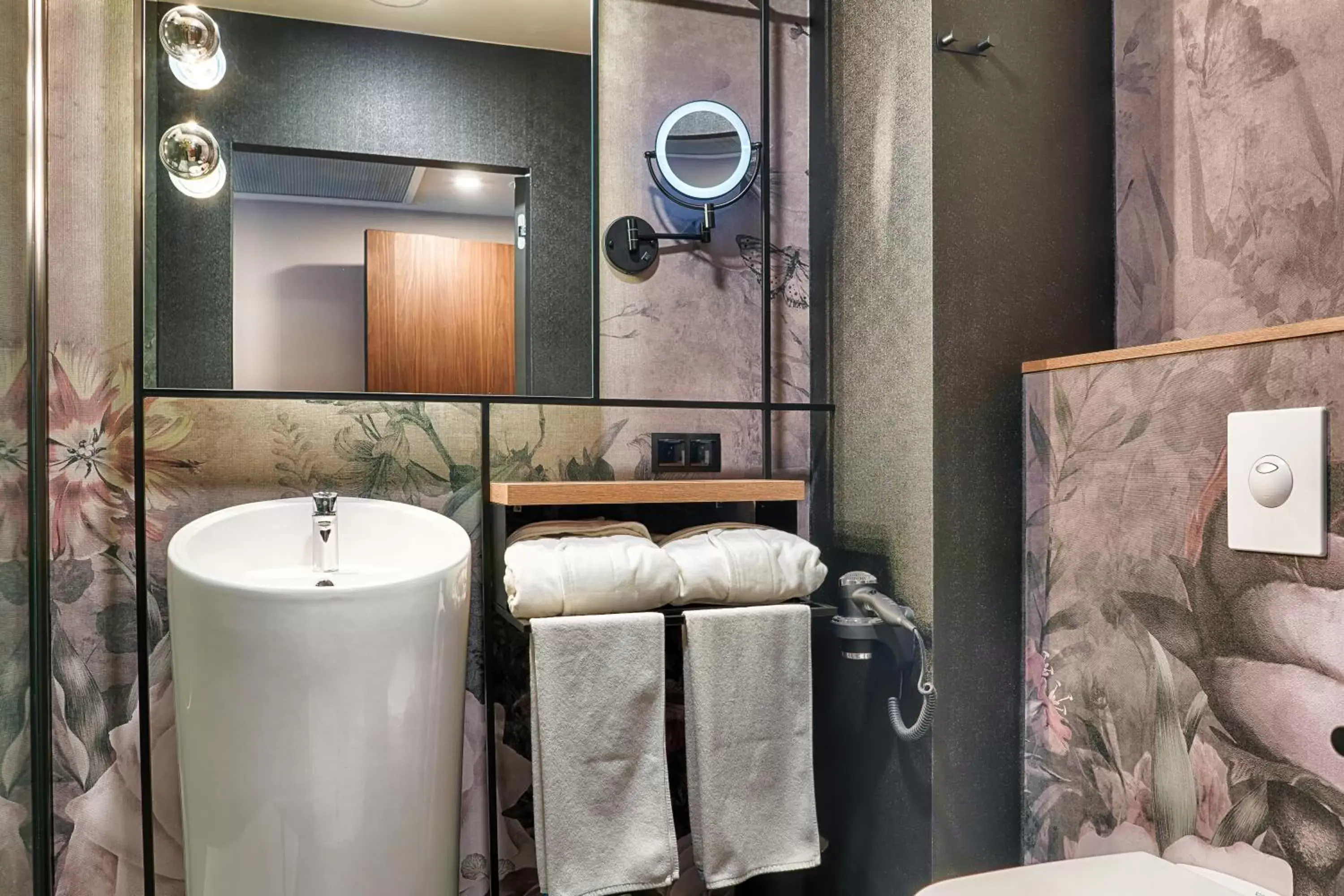 Shower, Bathroom in Focus Hotel Premium Warszawa
