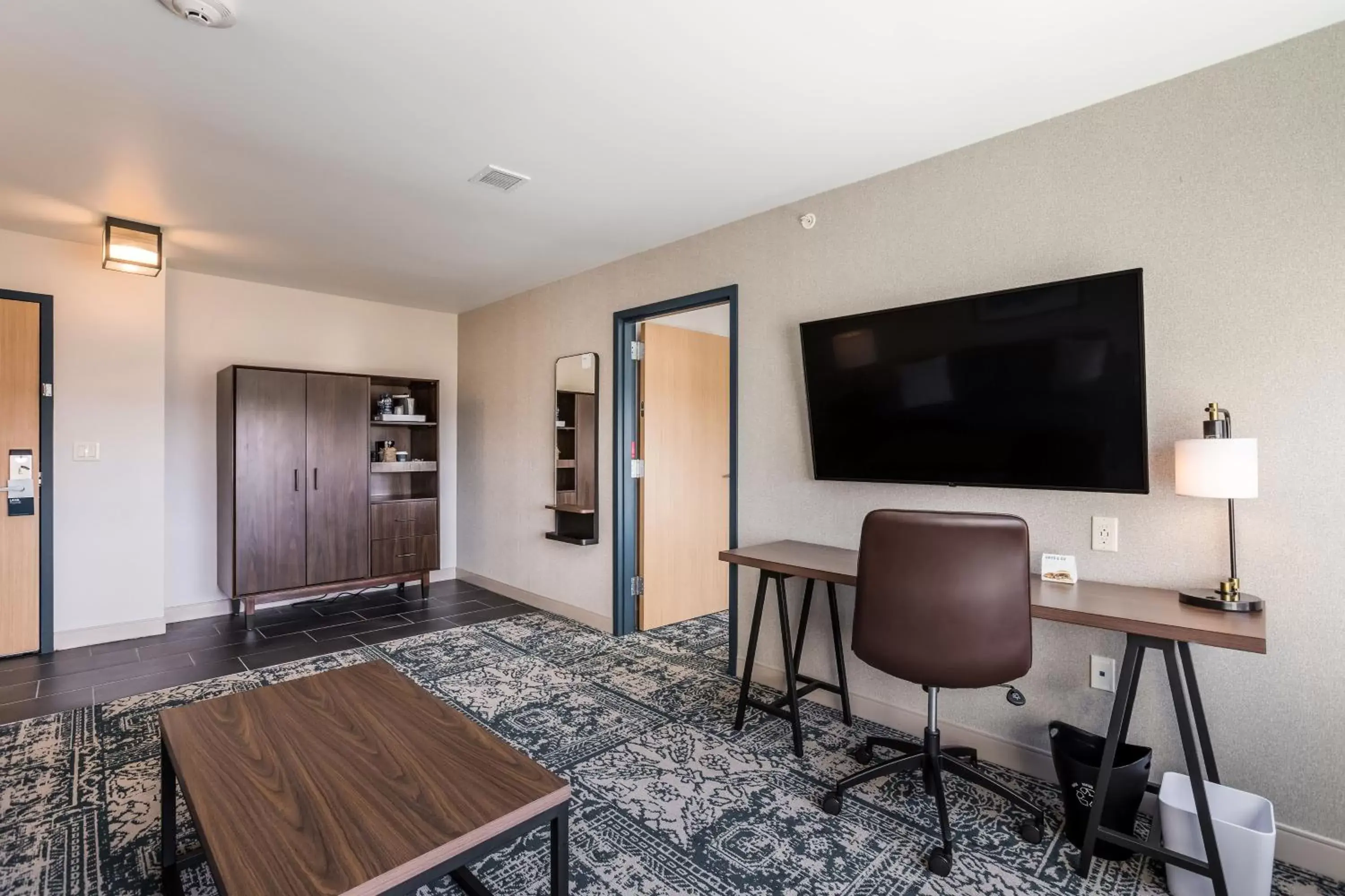 Photo of the whole room, TV/Entertainment Center in Four Points by Sheraton Elkhart