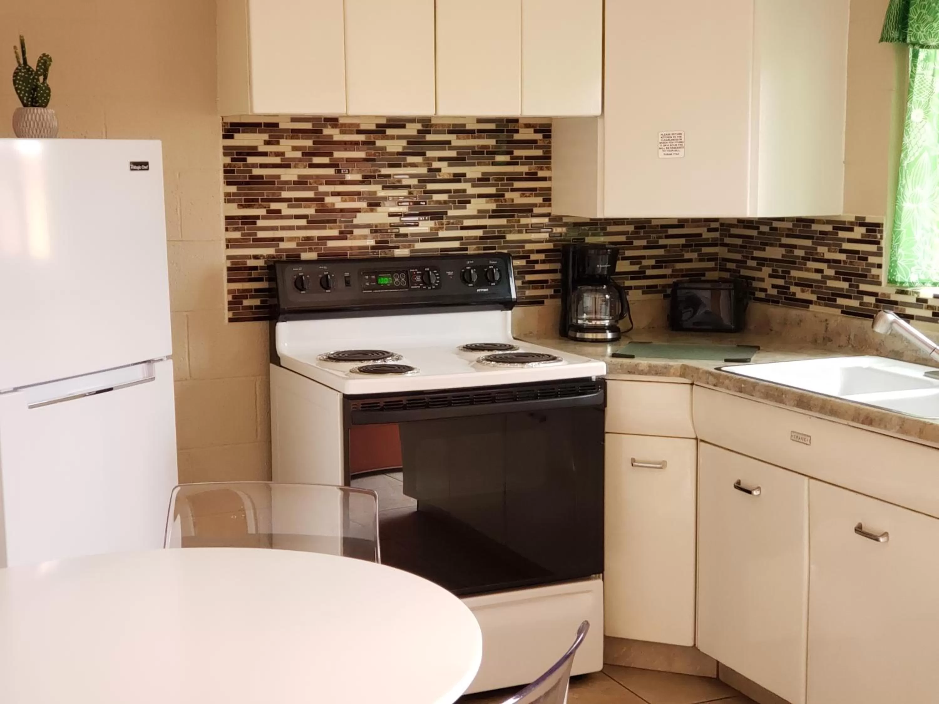 Kitchen or kitchenette in Red Rock Motel and Dam Motel