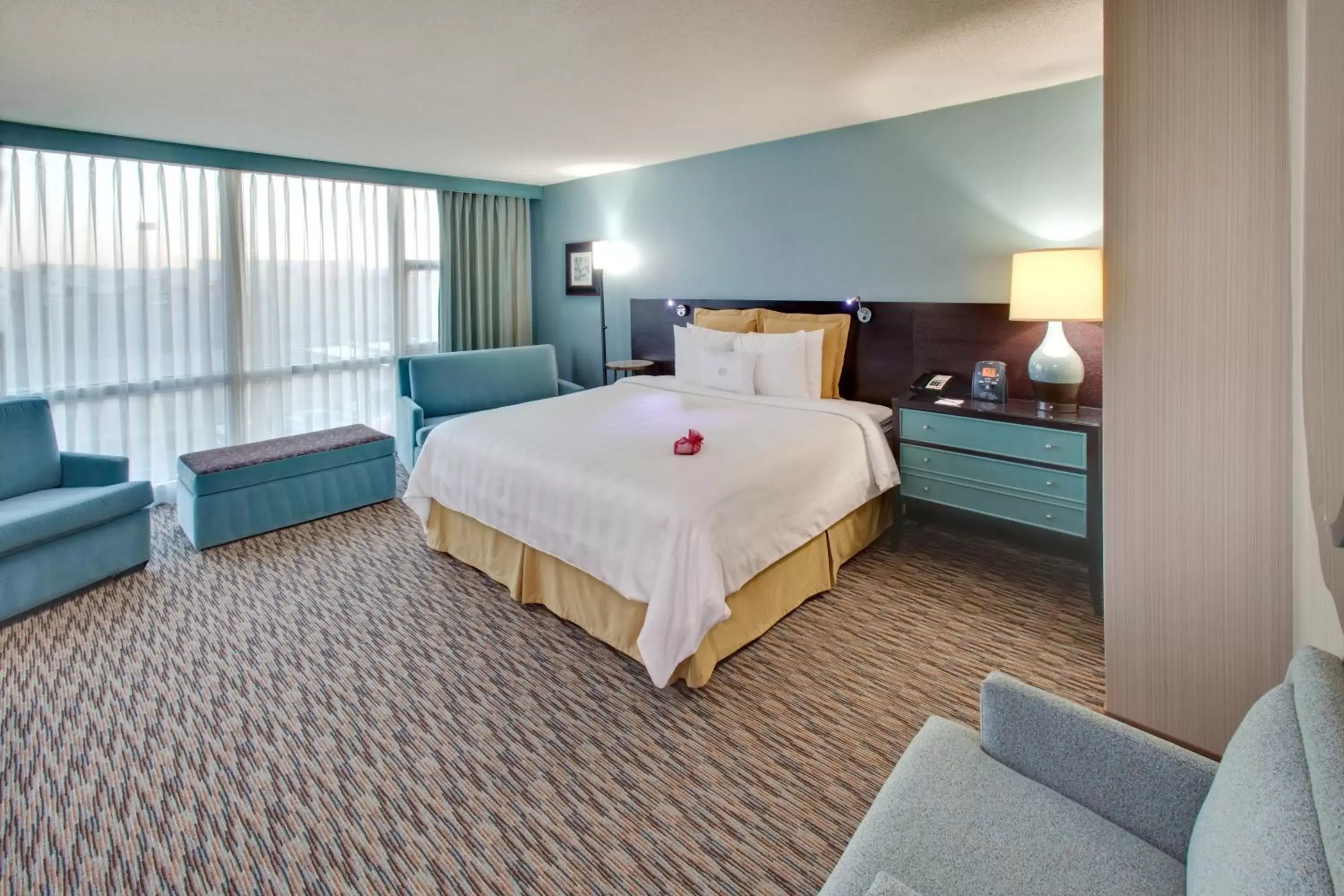 Photo of the whole room, Bed in Crowne Plaza Hotel Glen Ellyn/Lombard, an IHG Hotel