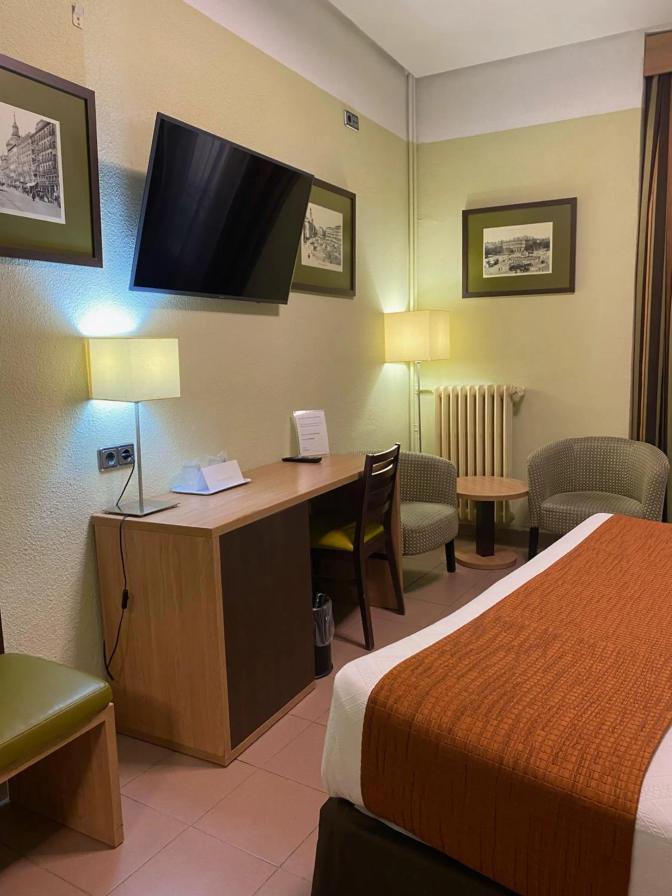 TV and multimedia, Bed in Hostal Ballesta