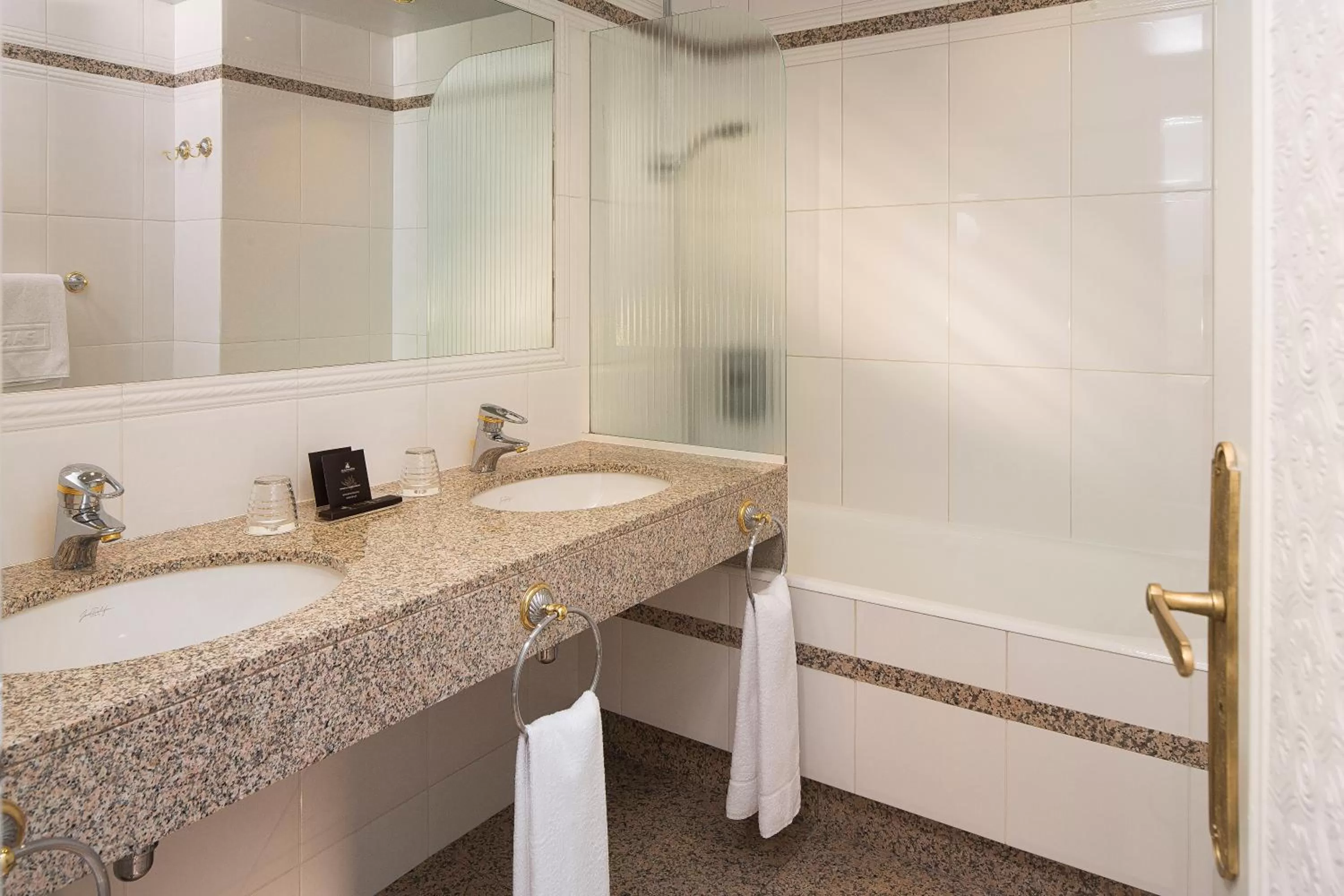 Bathroom in Hôtel Victor Hugo Paris Kléber