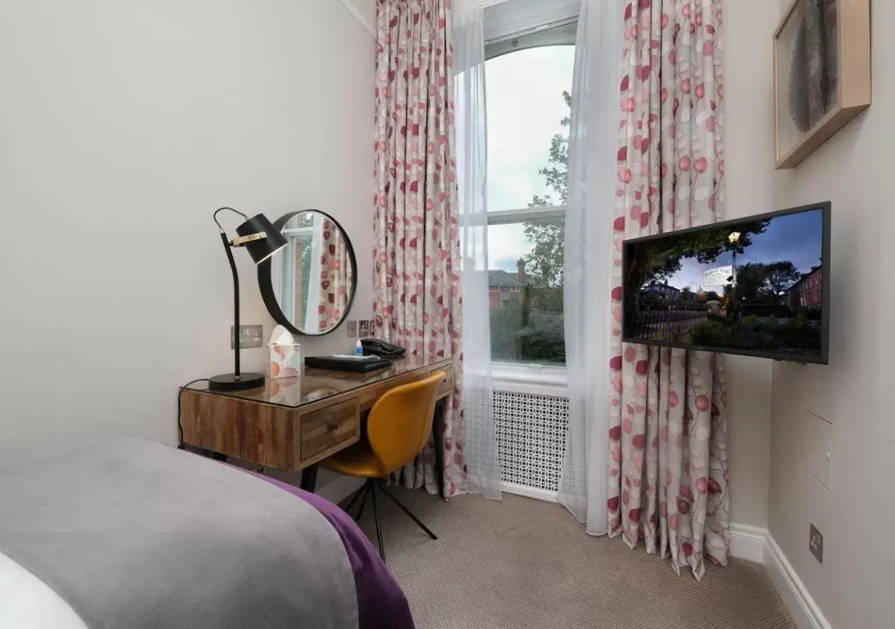 Bedroom, TV/Entertainment Center in Roxford Lodge Hotel