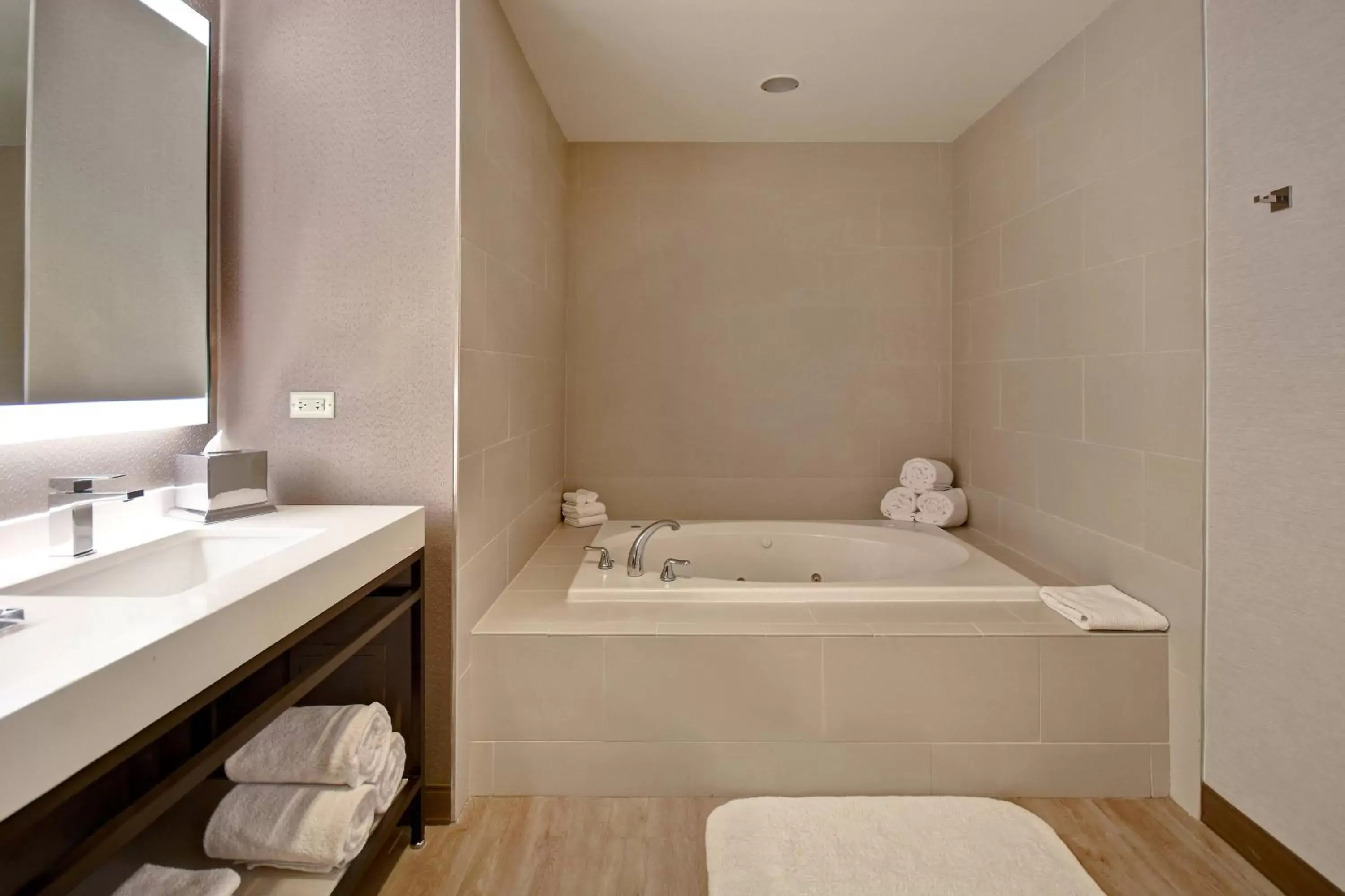 Bedroom, Bathroom in Dallas/Fort Worth Marriott Hotel & Golf Club at Champions Circle