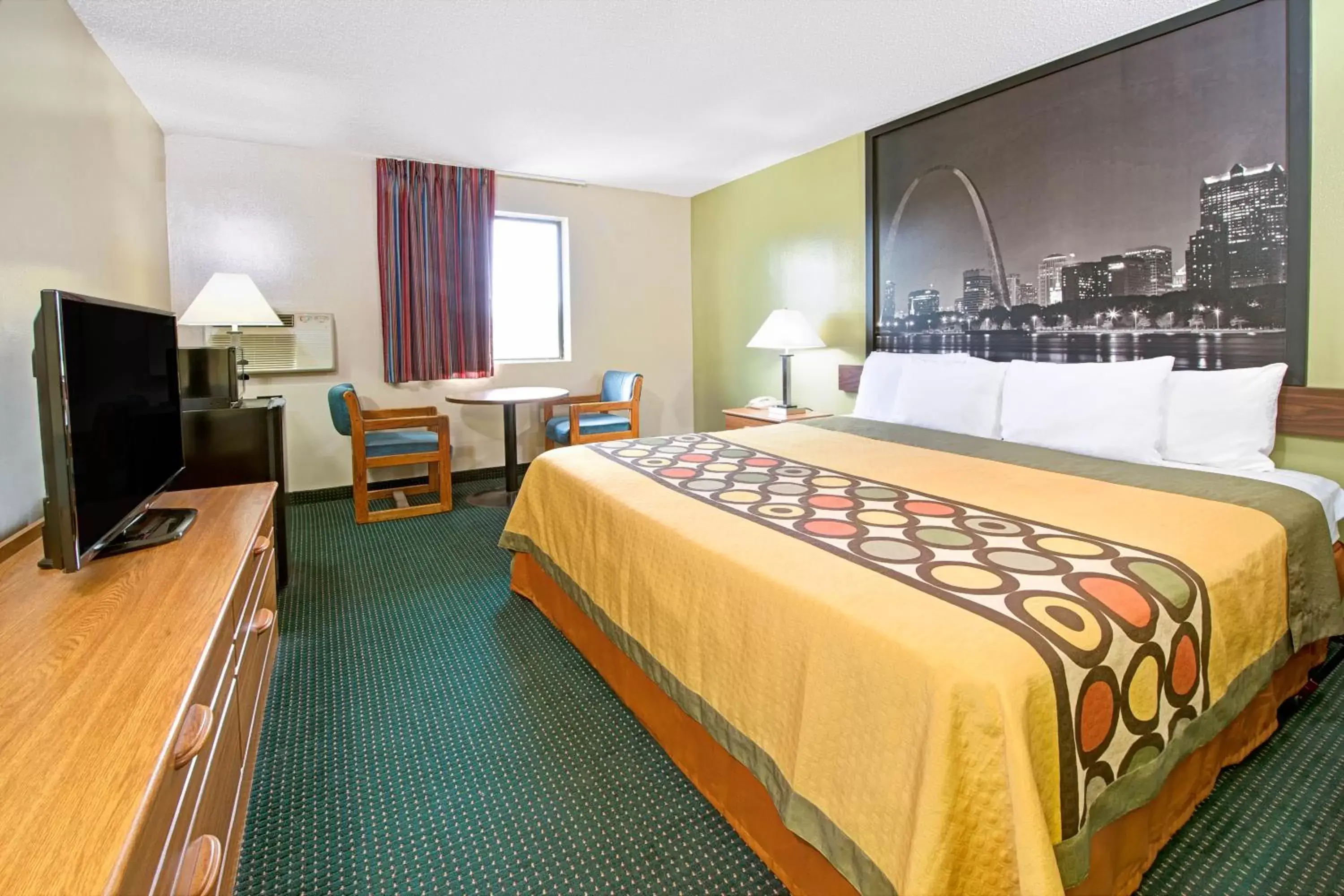 Photo of the whole room, Bed in Super 8 by Wyndham Eureka/Six Flags Nearby