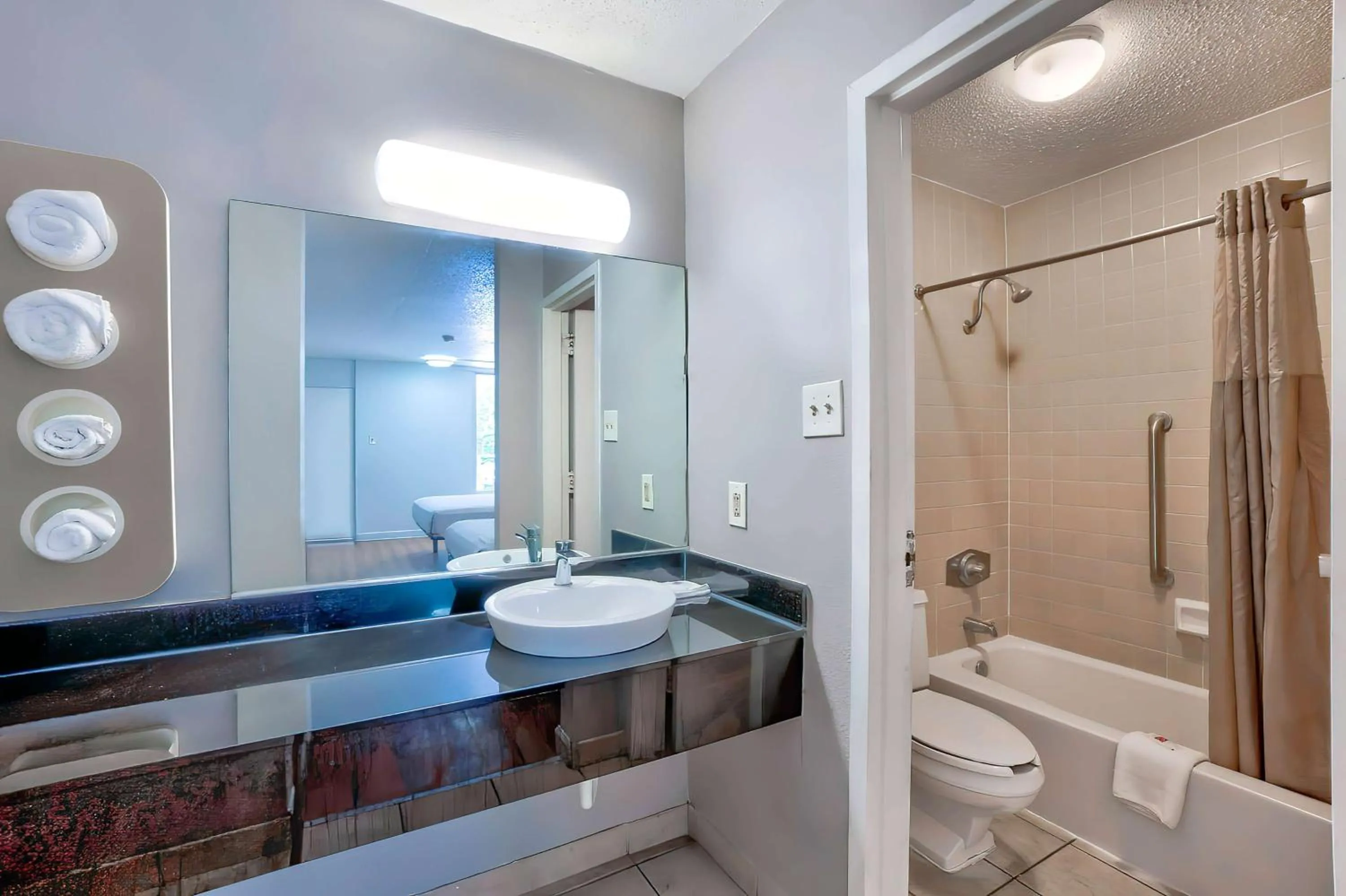 Bathroom in Studio 6 Gainesville, Fl