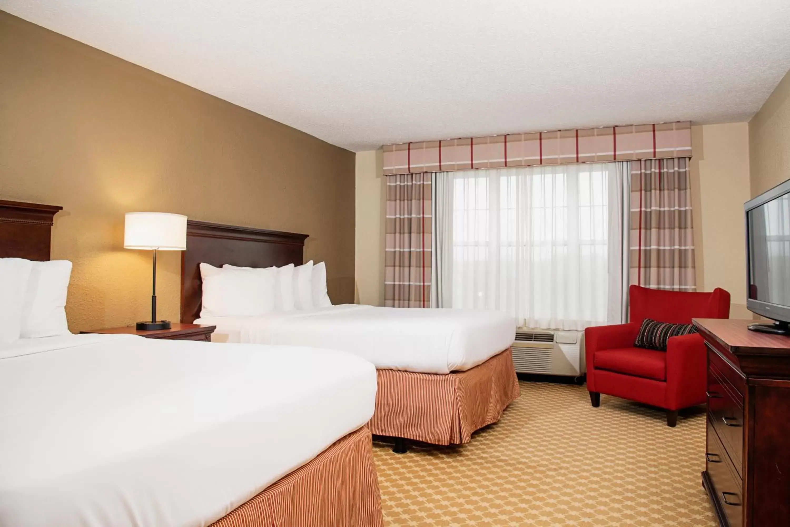 Bed in Country Inn & Suites by Radisson, Milwaukee West (Brookfield), WI