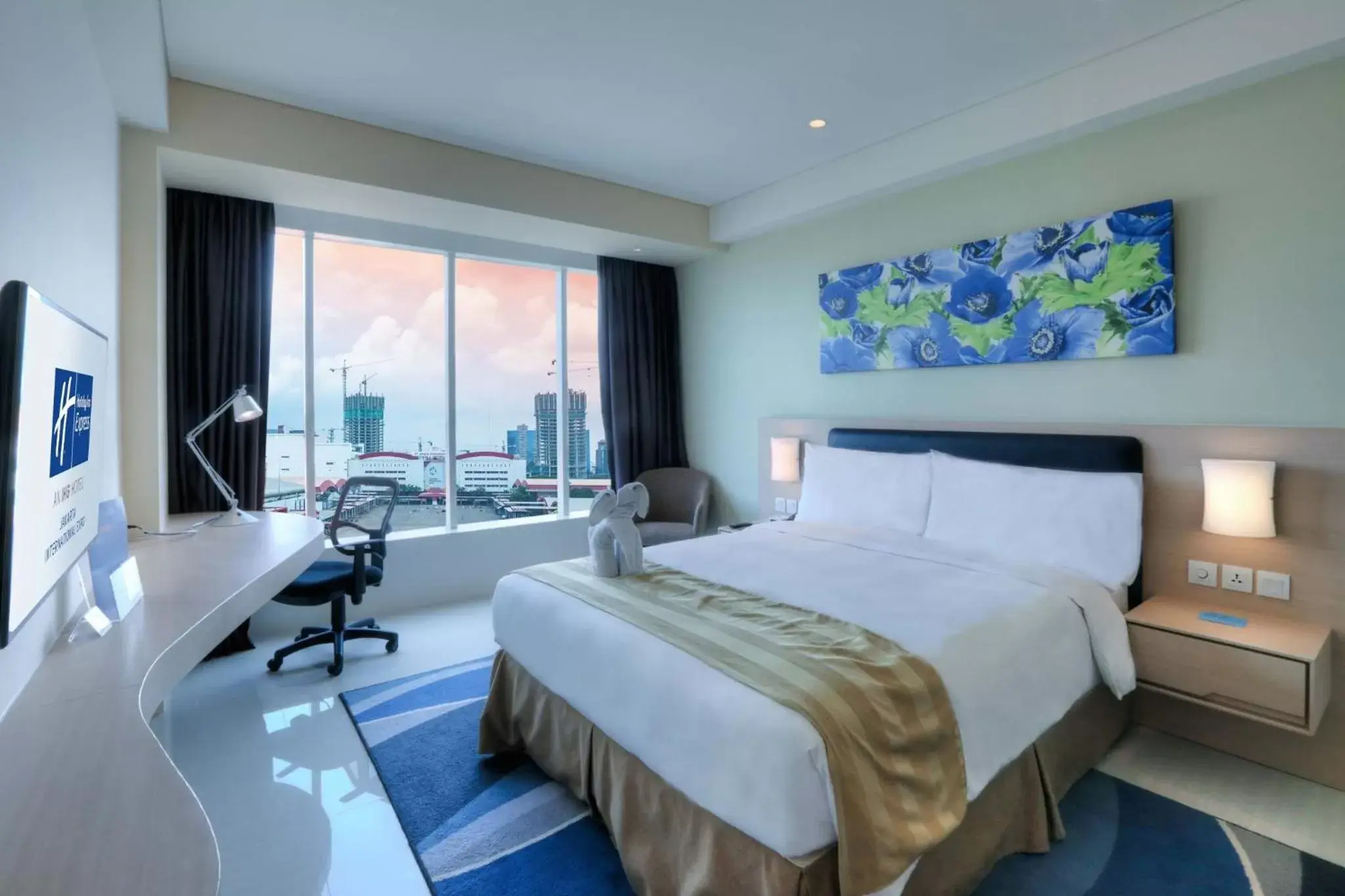Photo of the whole room, Bed in Holiday Inn Express Jakarta International Expo, an IHG Hotel