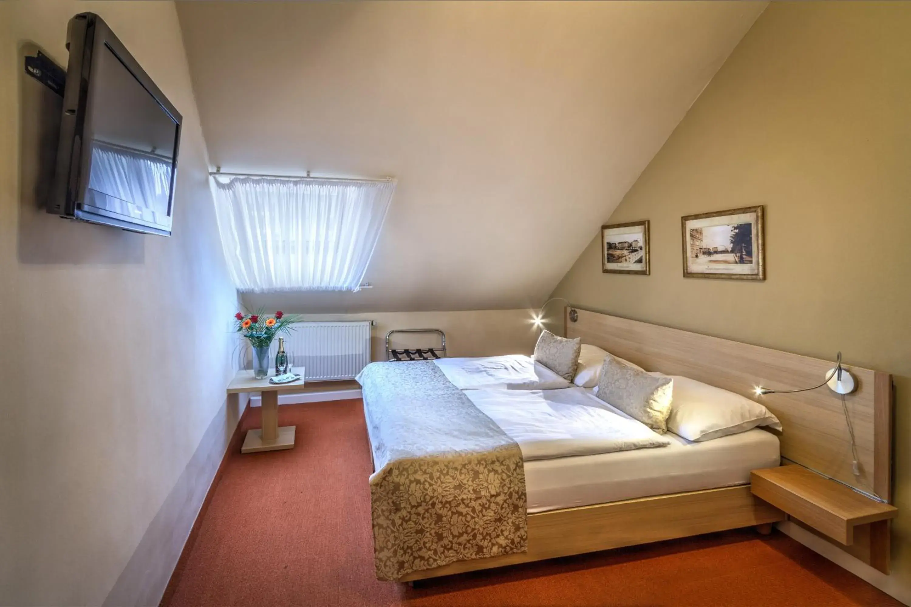 Bedroom, Bed in Hotel Taurus