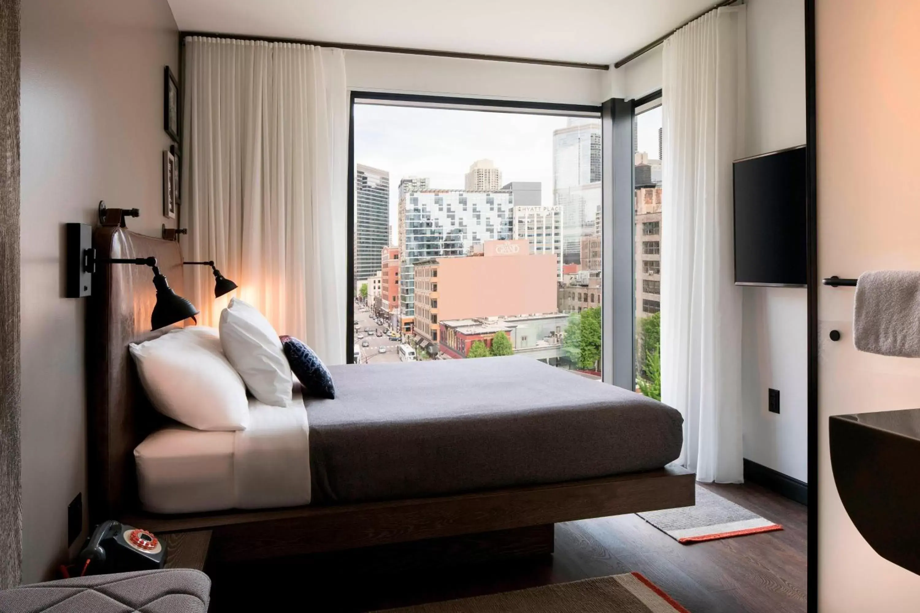 Photo of the whole room, Bed in Moxy Chicago Downtown