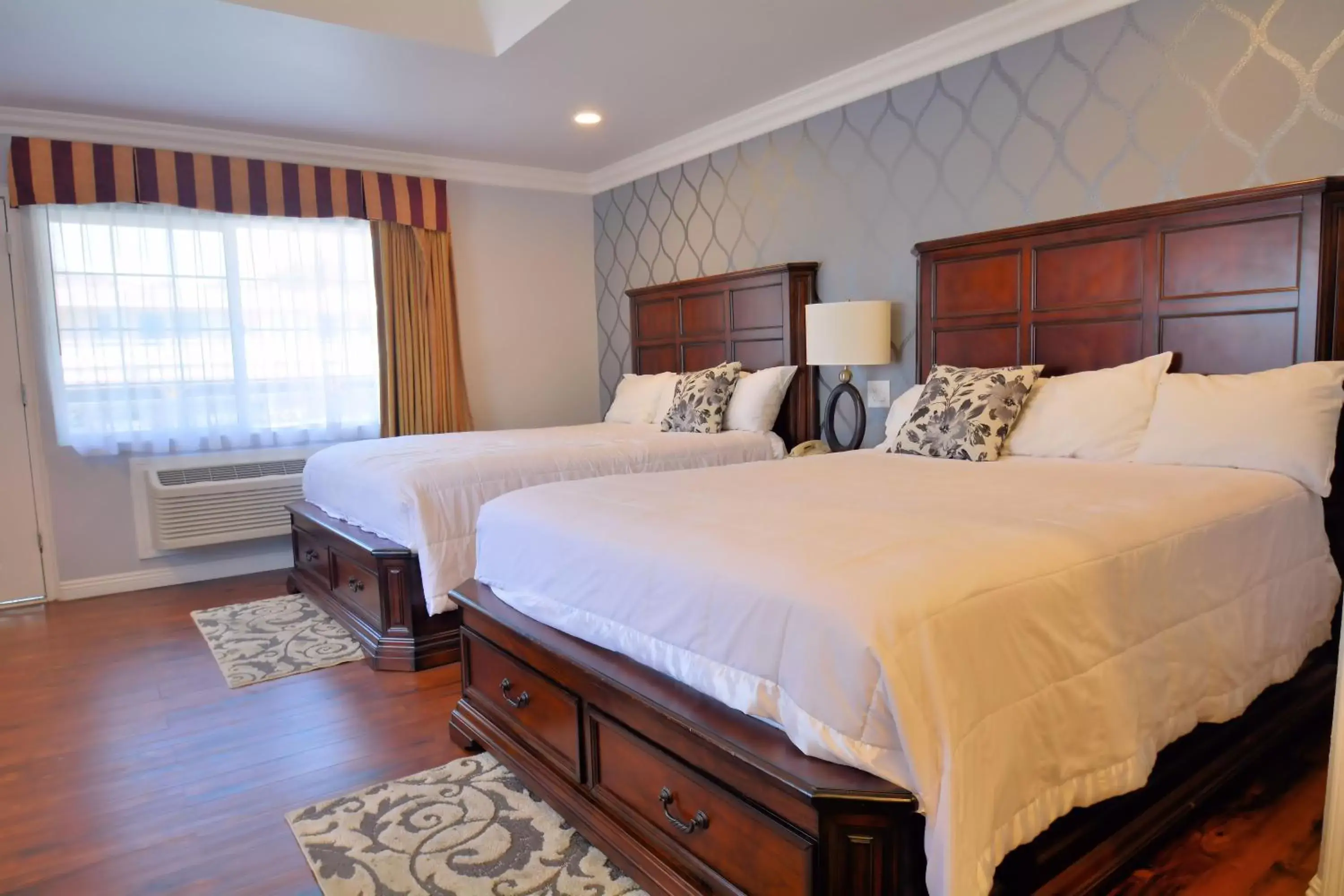 Bed in Crystal Lodge Motel Bed in Crystal Lodge Motel