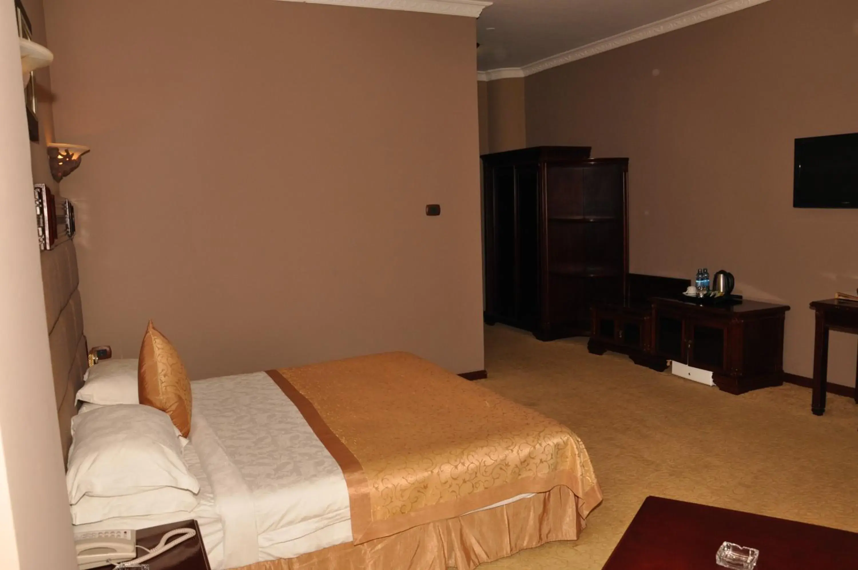 Bedroom, Bed in Friendship International Hotel