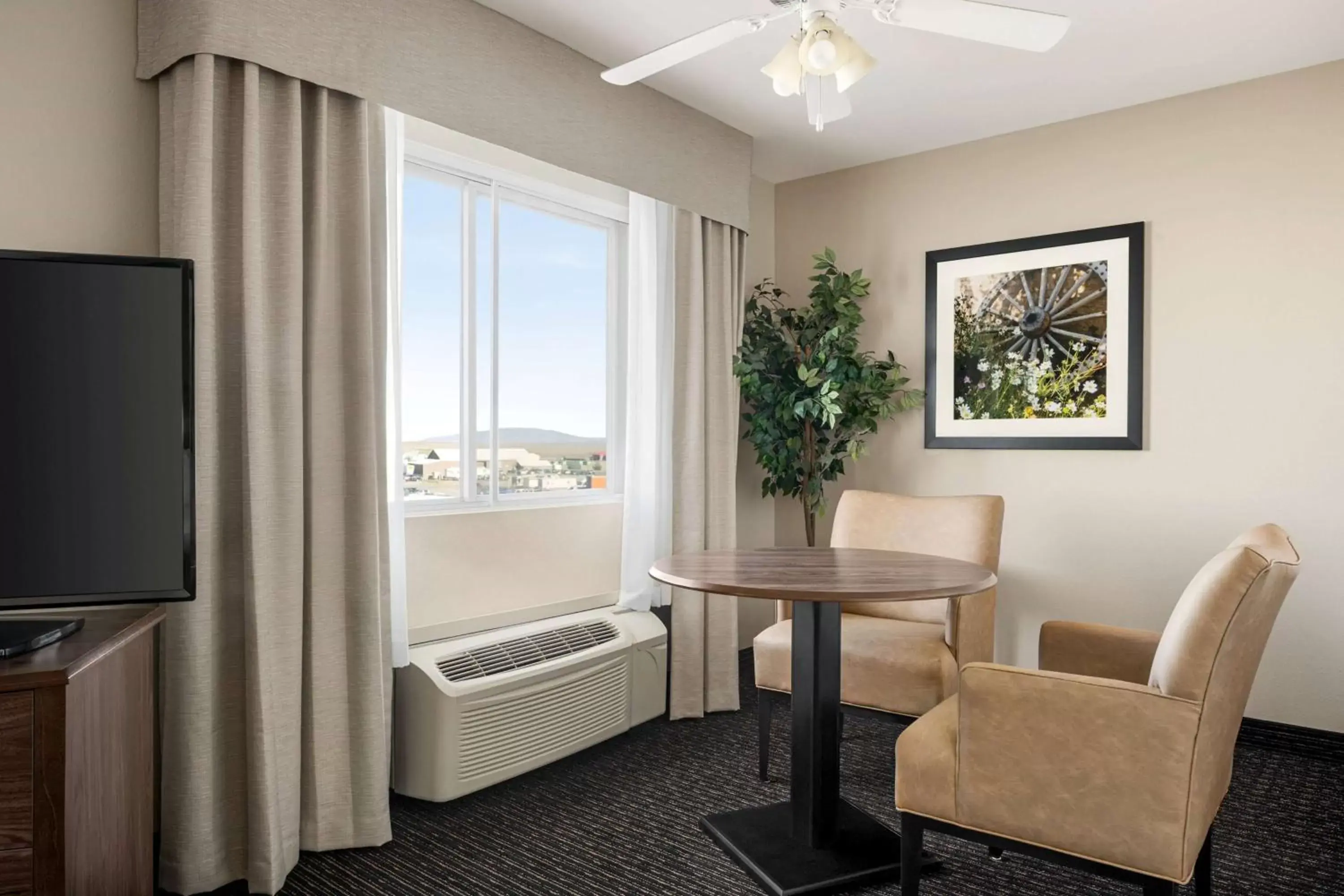 Photo of the whole room in Baymont by Wyndham Rawlins Photo of the whole room in Baymont by Wyndham Rawlins