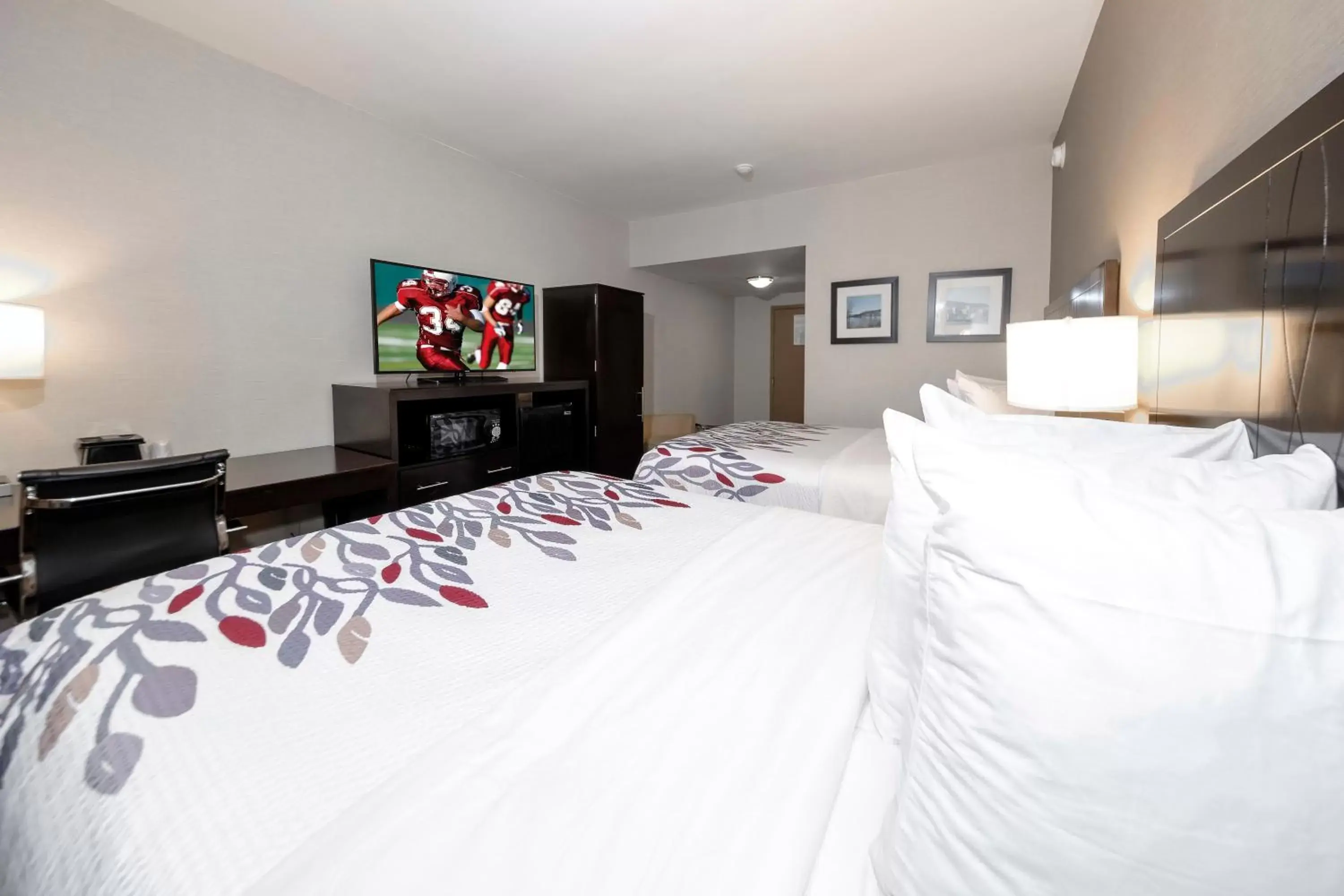 Photo of the whole room, Bed in Red Roof Inn & Suites Newburgh - Stewart Airport West Point Photo of the whole room, Bed in Red Roof Inn & Suites Newburgh - Stewart Airport West Point