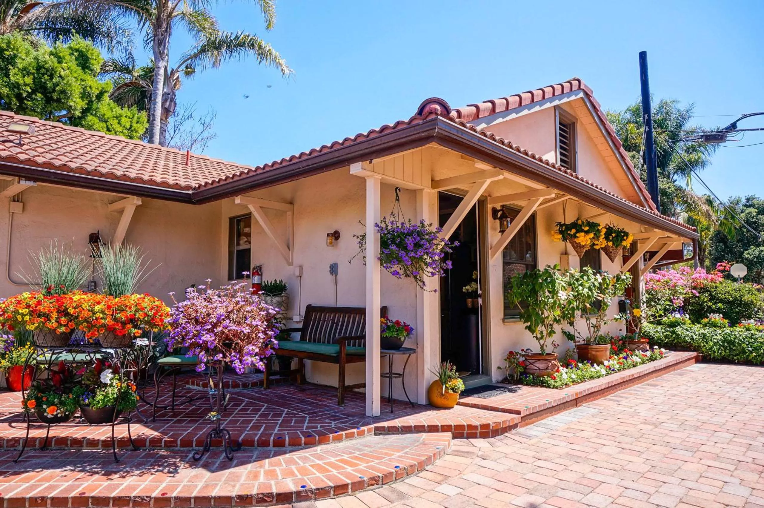 Facade/entrance in Harbor House Inn