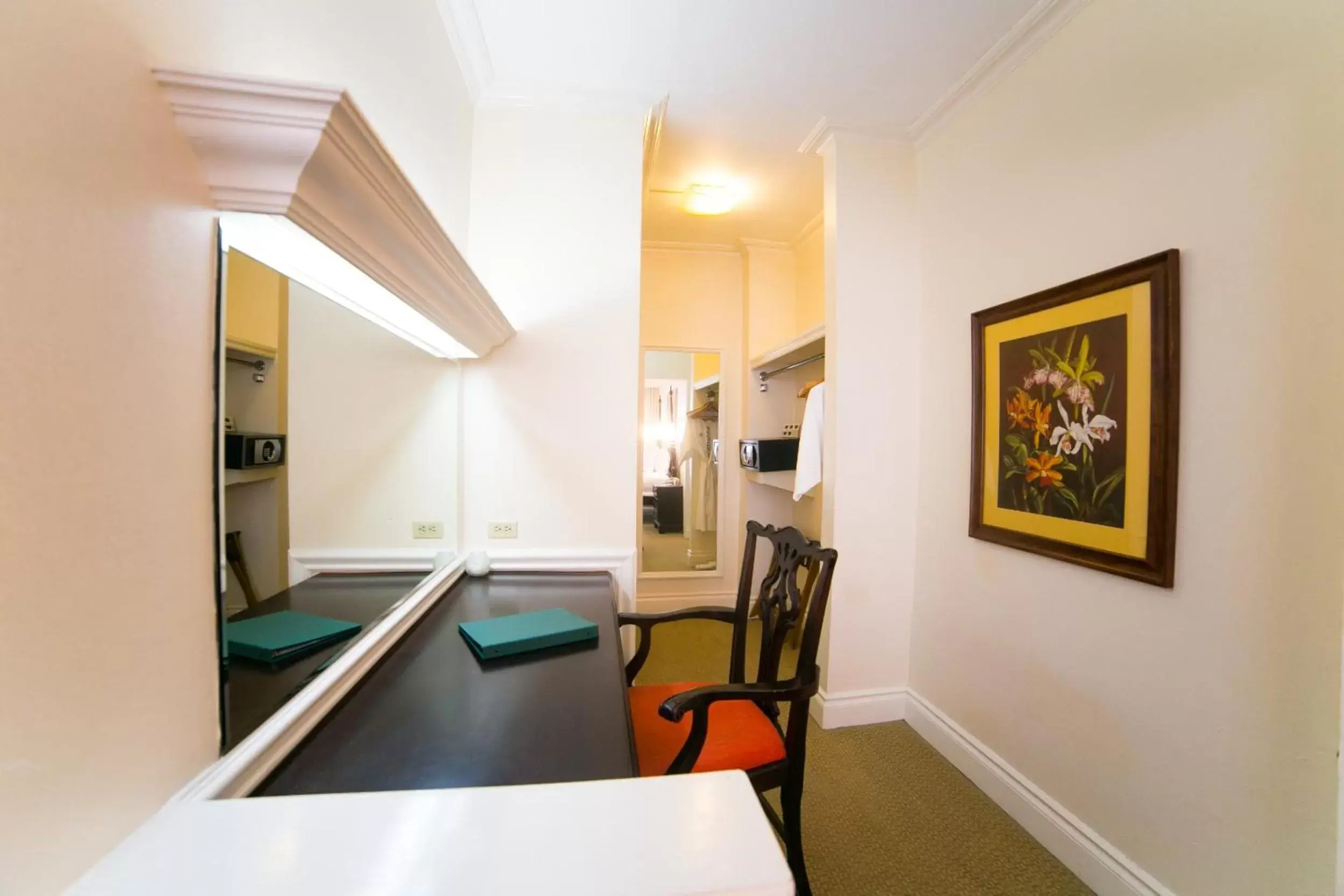 Bedroom, Kitchen/Kitchenette in Courtleigh Hotel & Suites