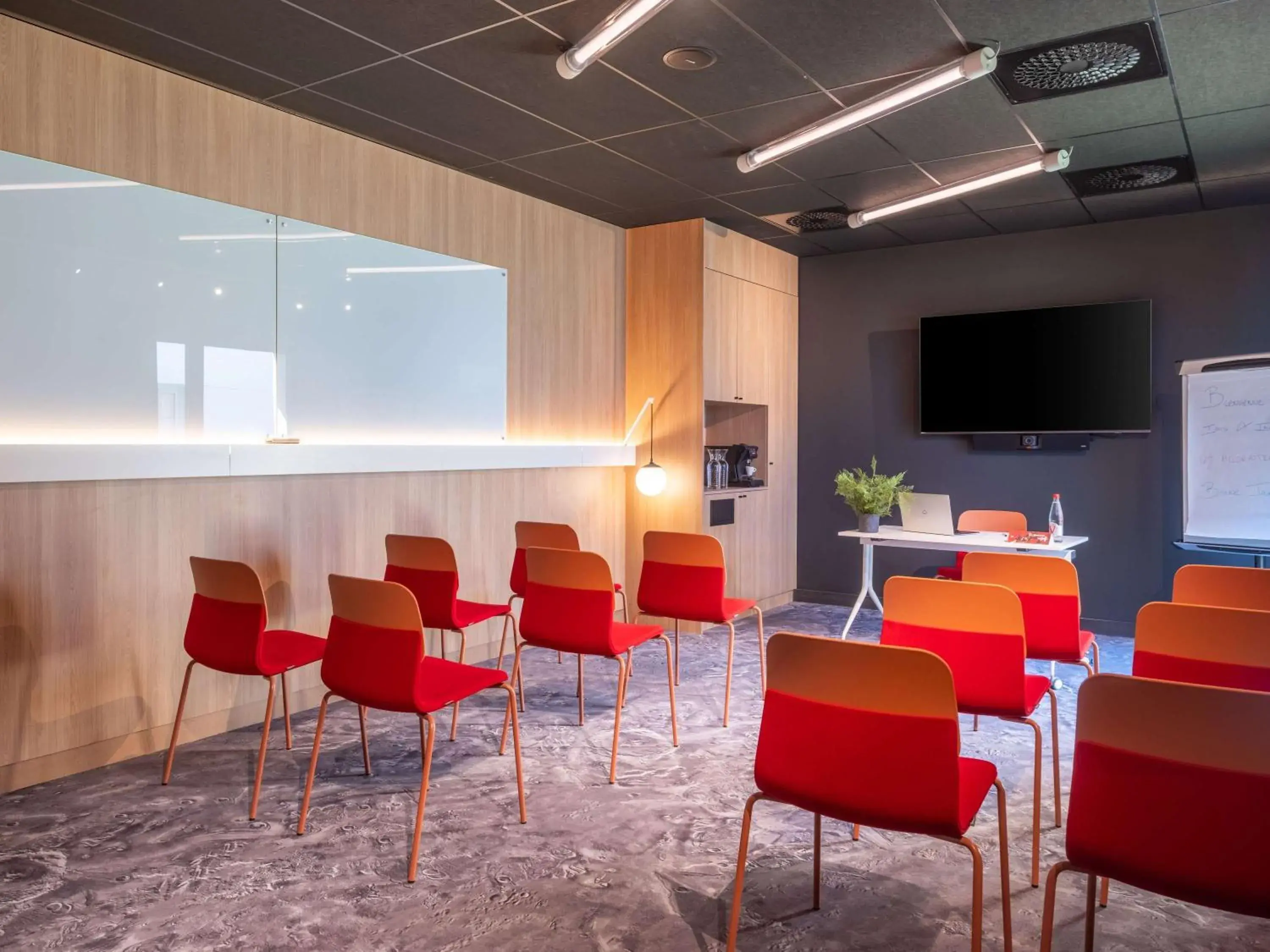 Meeting/conference room, Lounge/Bar in ibis budget Nantes Nord Treillières