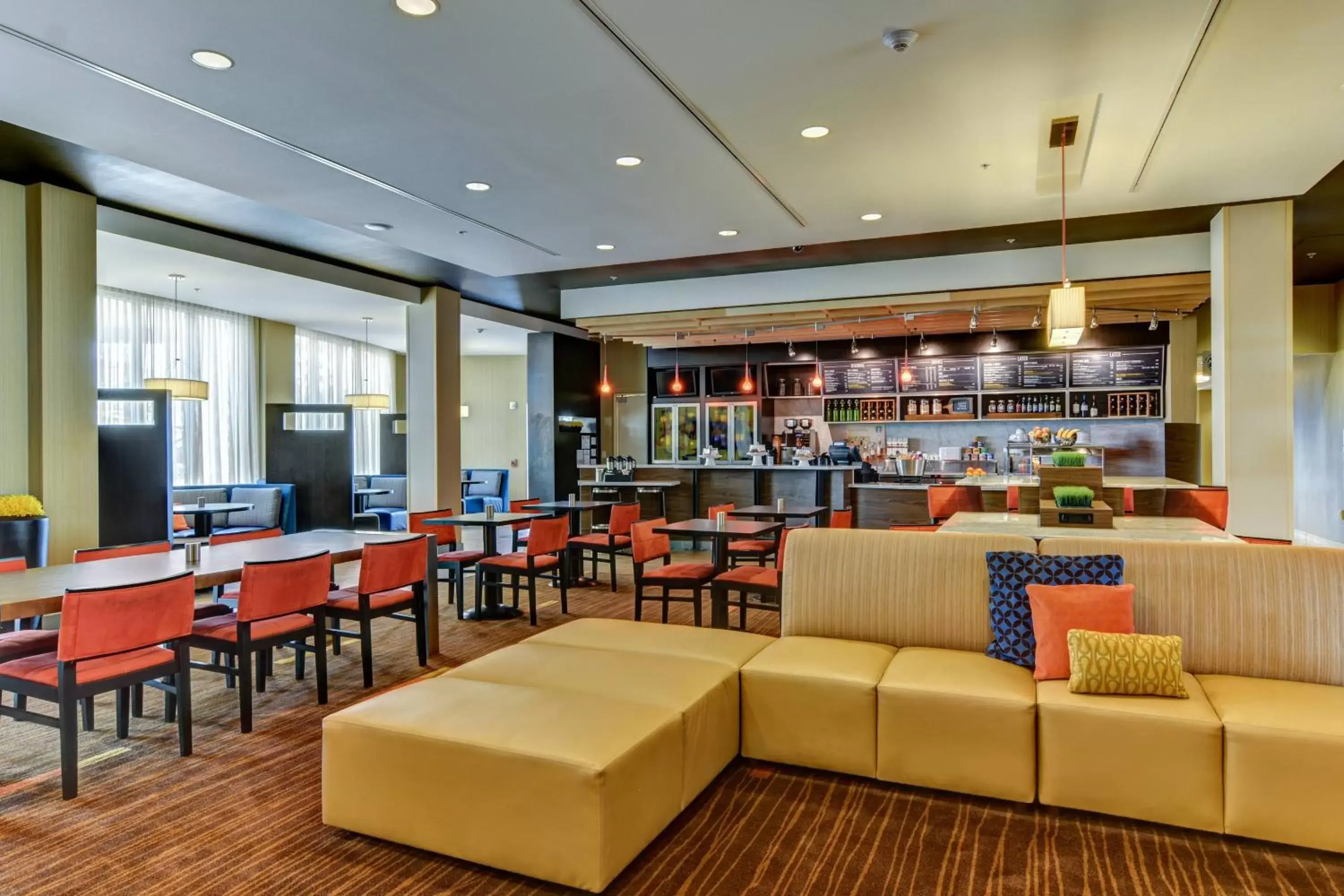 Lobby or reception, Lounge/Bar in Courtyard by Marriott Bridgeport Clarksburg