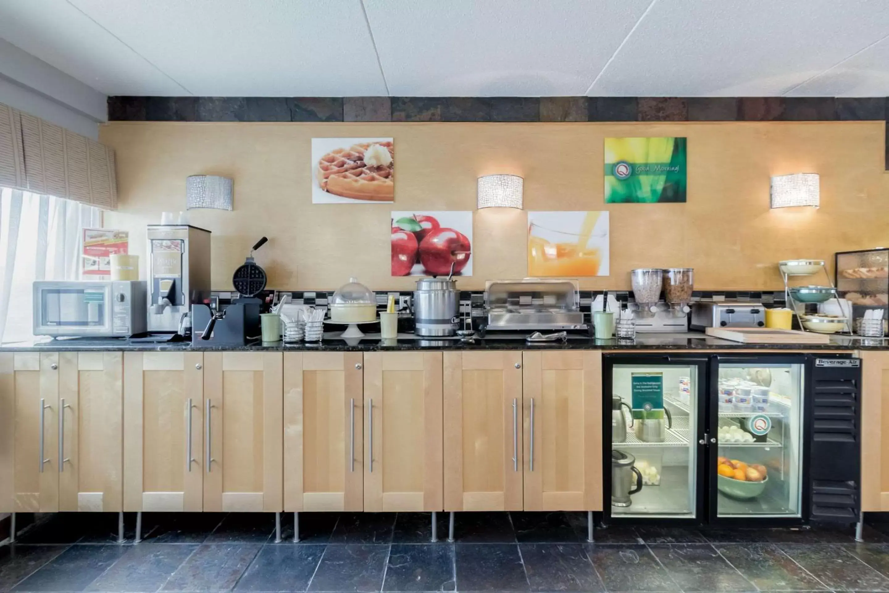 Restaurant/places to eat, Kitchen/Kitchenette in Quality Inn & Suites Mayo Clinic Area