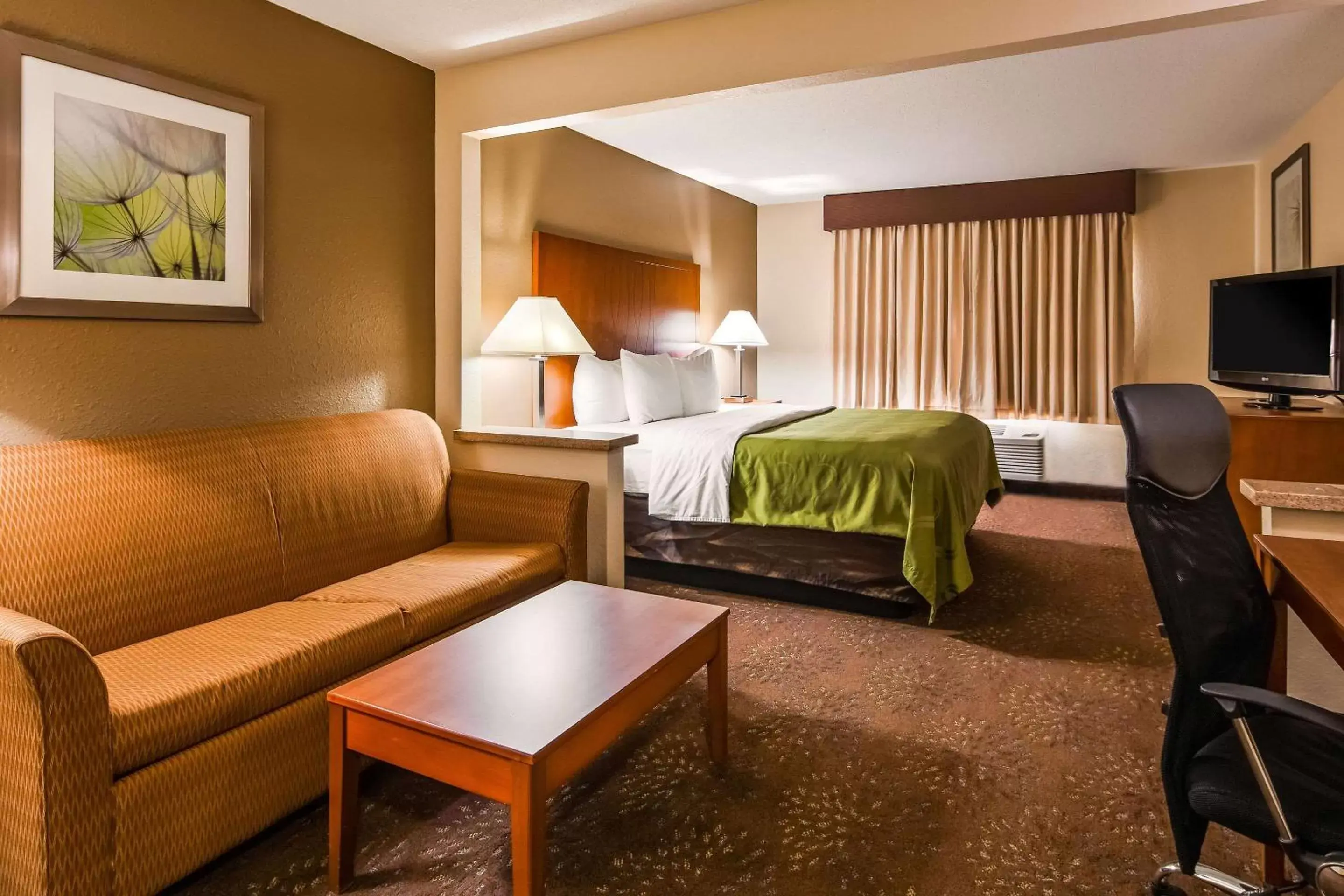 Photo of the whole room, Bed in Quality Inn Tomah Photo of the whole room, Bed in Quality Inn Tomah