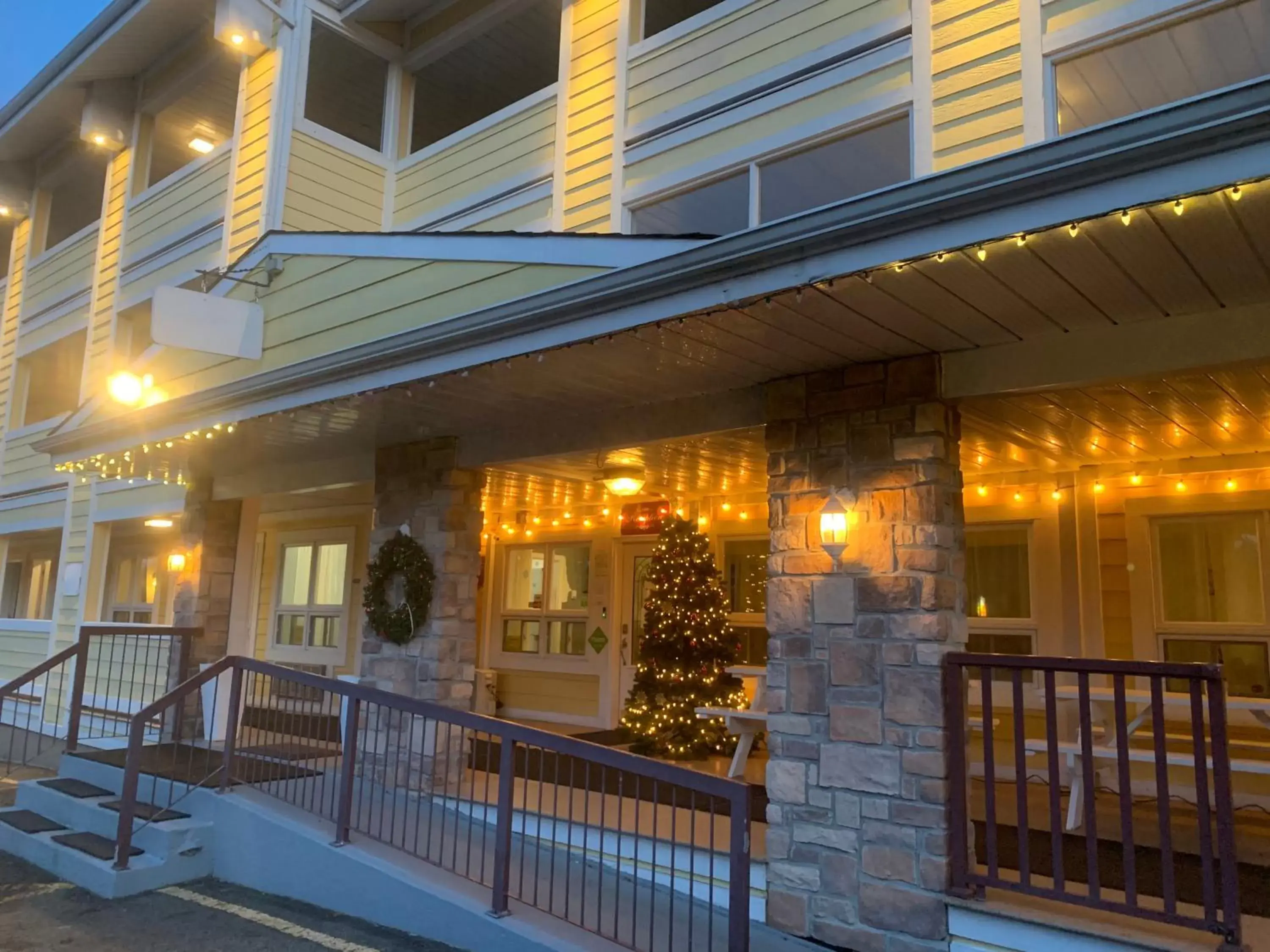 Facade/Entrance in Hotel and Suites Les Laurentides