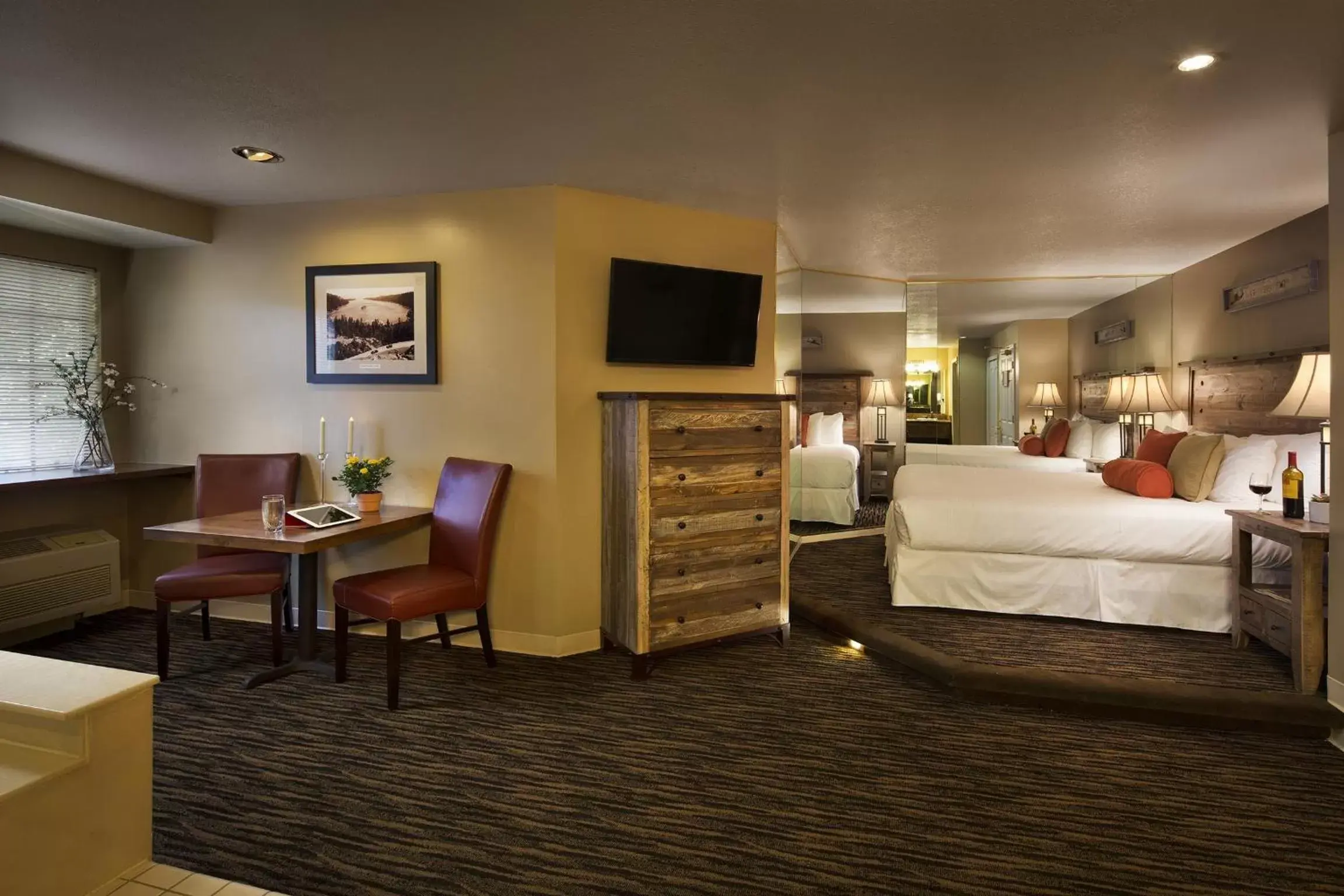 Luxury Suite with Spa Bath in Postmarc Hotel and Spa Suites Luxury Suite with Spa Bath in Postmarc Hotel and Spa Suites